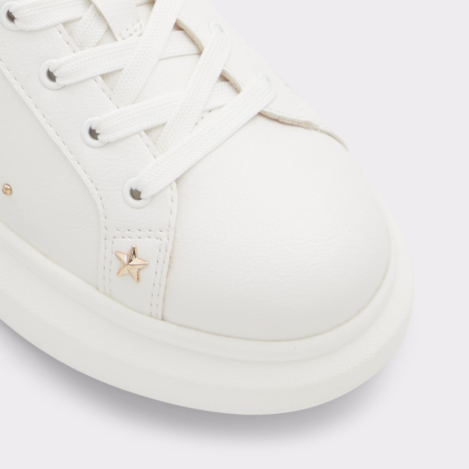 Close-up of the White Gwaossi Low top sneaker