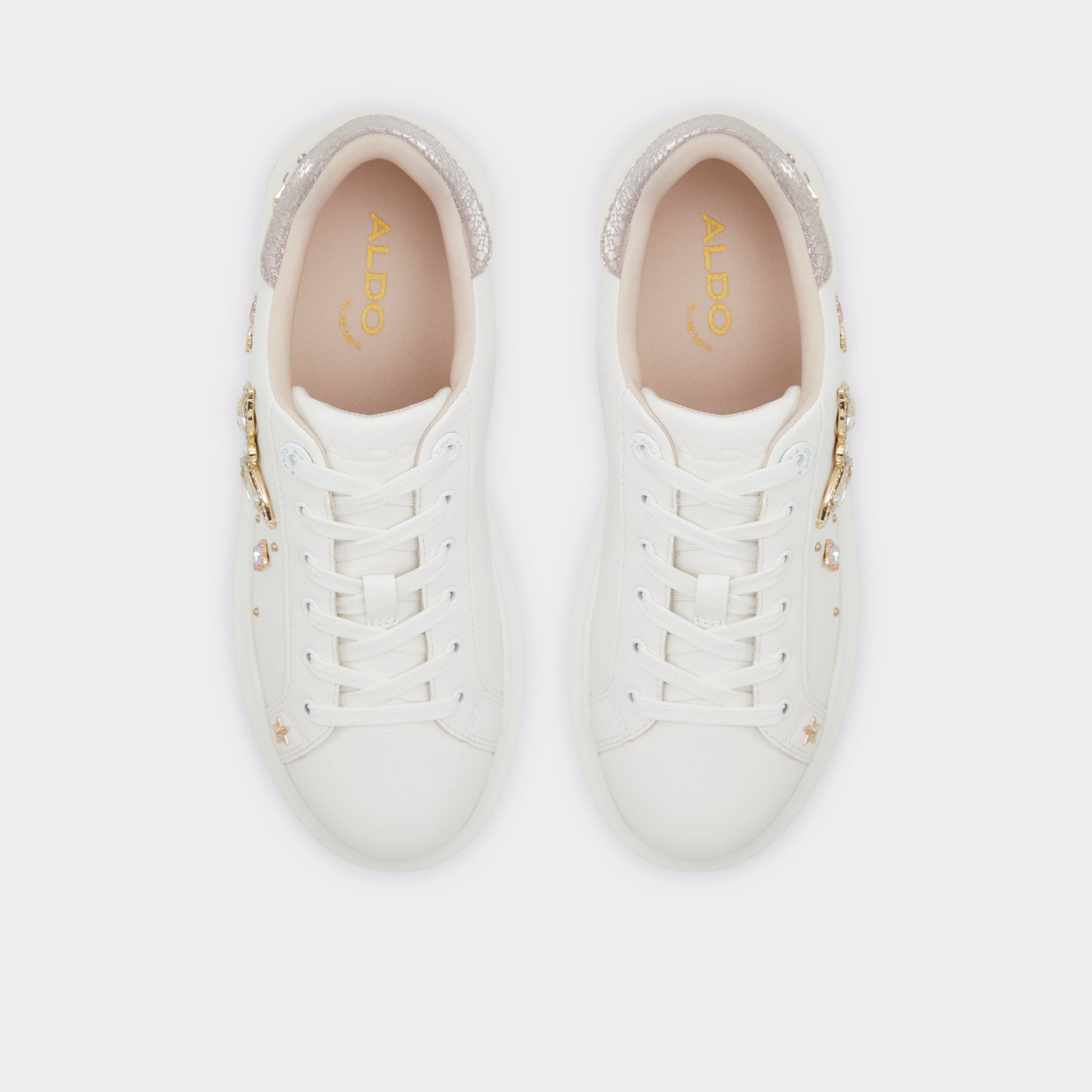 Top-down view of the White Gwaossi Low top sneaker