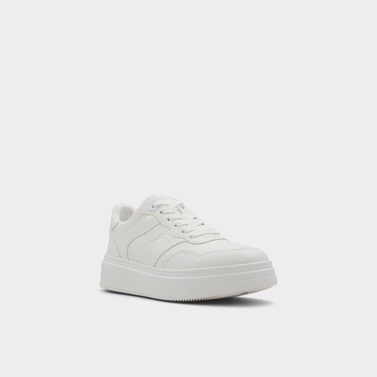 Angle de trois quarts de la face avant de Naturel Ouvert Sclub Sneaker bas