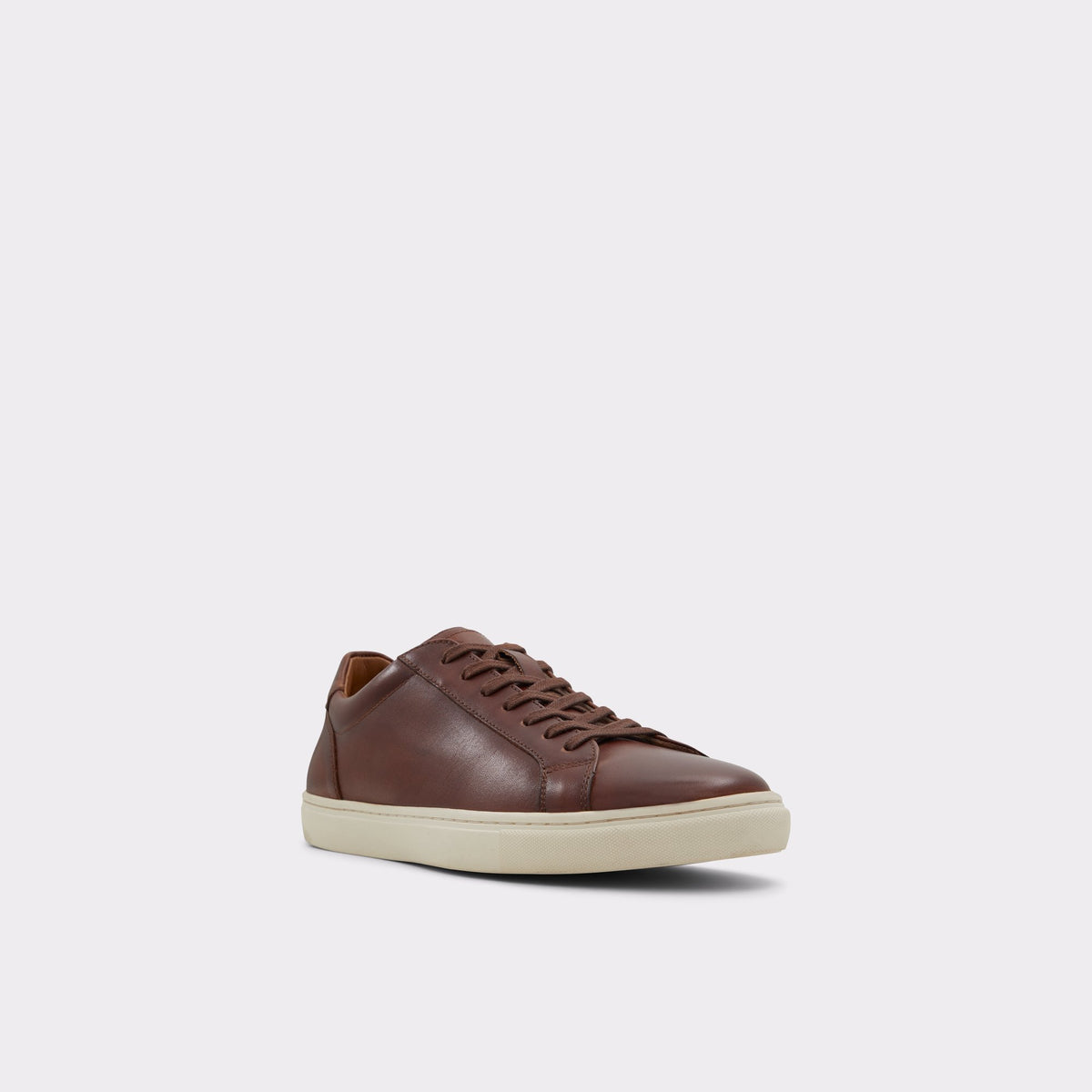 Three-quarter angle of Cognac Classicspec Low top sneaker's front side