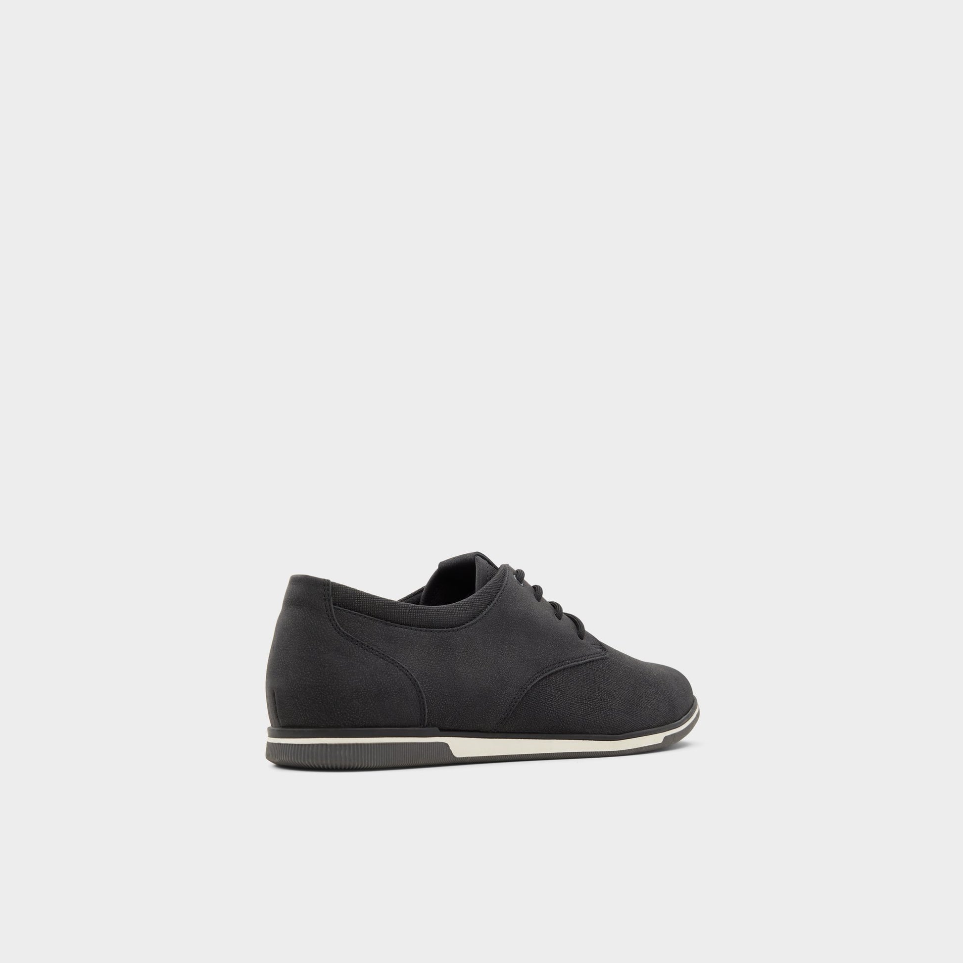 Angle de trois quarts de l'arrière de Noir Heron Sneaker bas