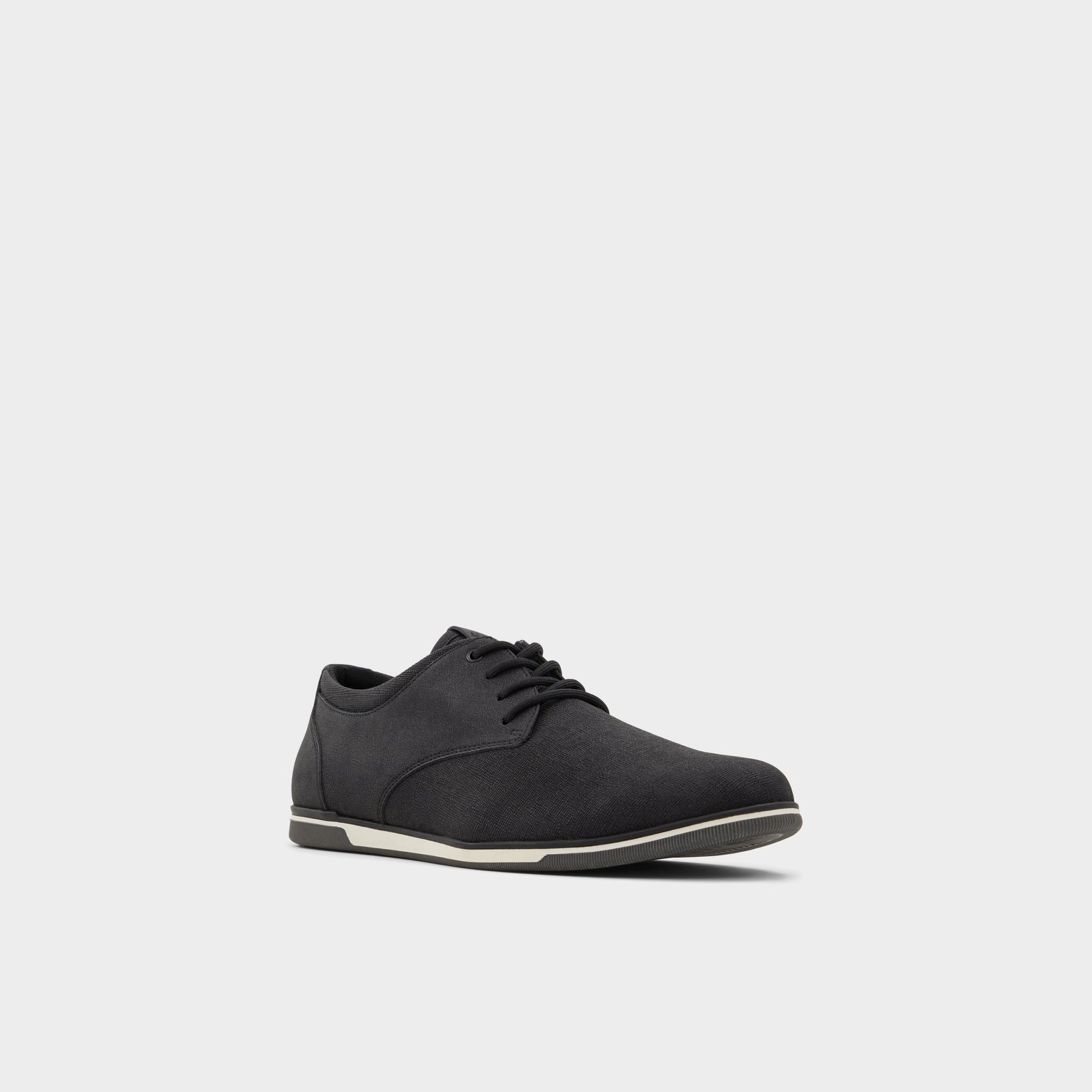Angle de trois quarts de la face avant de Noir Heron Sneaker bas