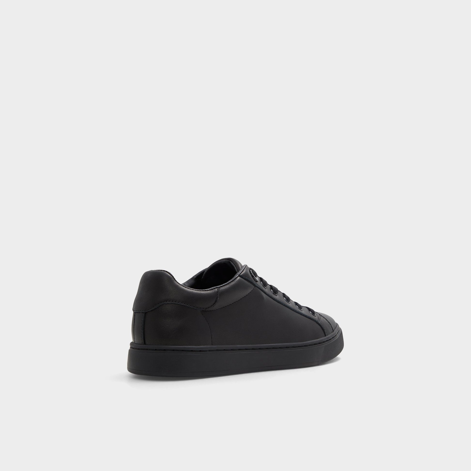 Angle de trois quarts de l'arrière de Noir/Noir Woolly Sneaker bas
