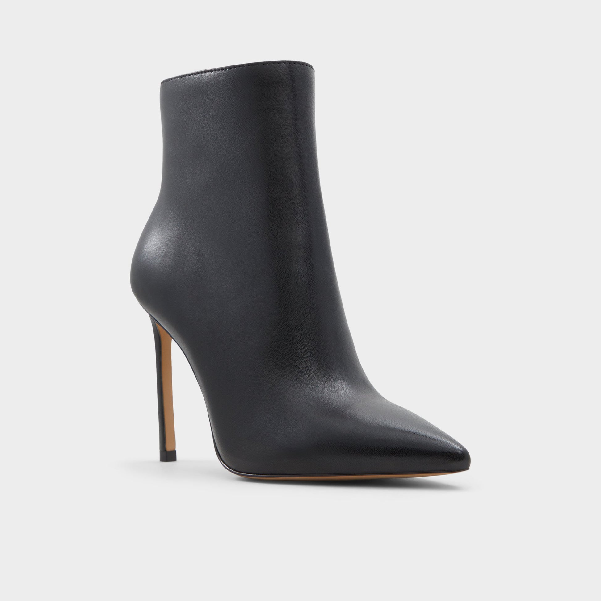 Angle de trois quarts de la face avant de Autre Noir Yiader Botte Chelsea