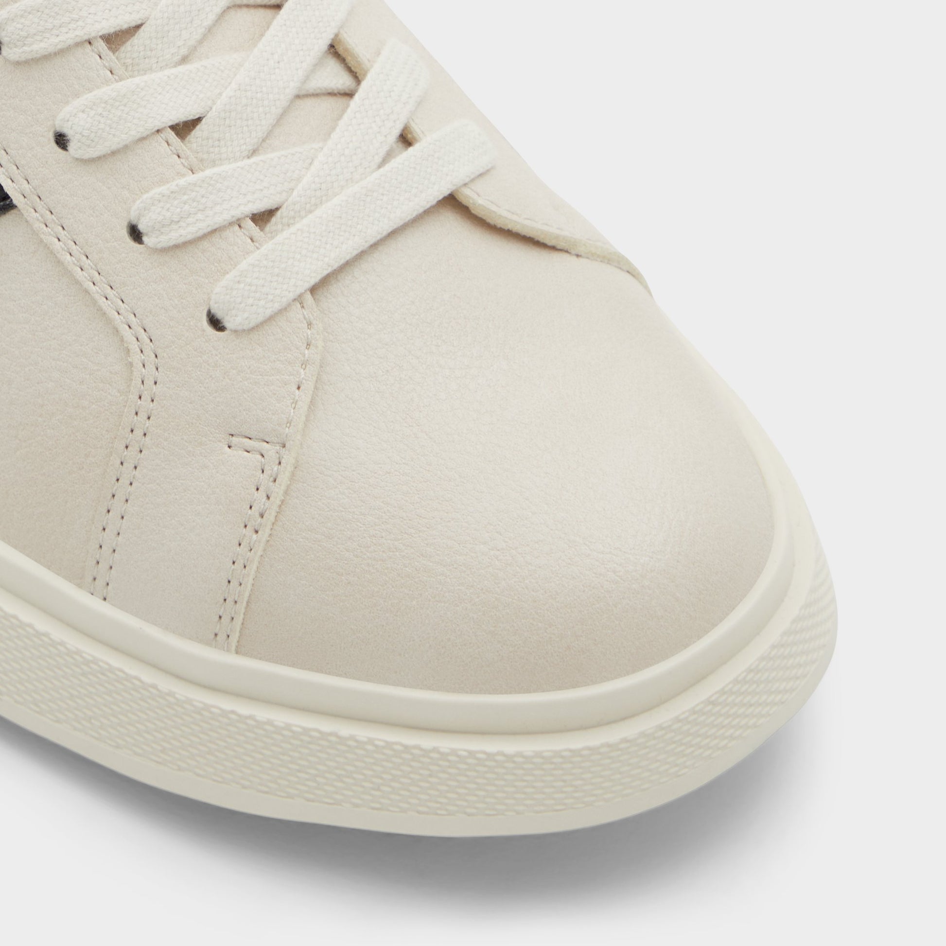Close-up of the Beige Valdes Low top sneaker