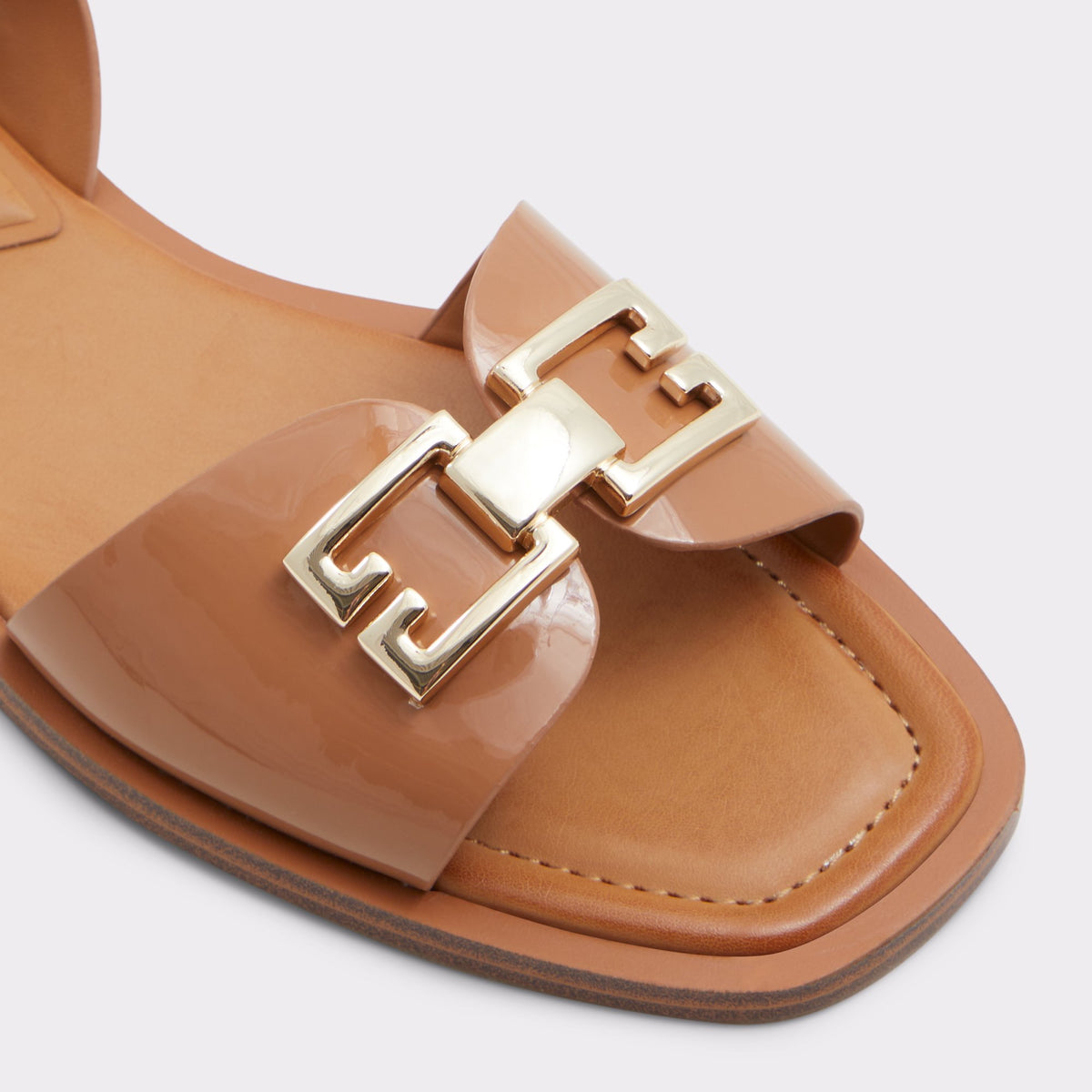 Close-up of the Dark Beige Agreinwan Flat sandal
