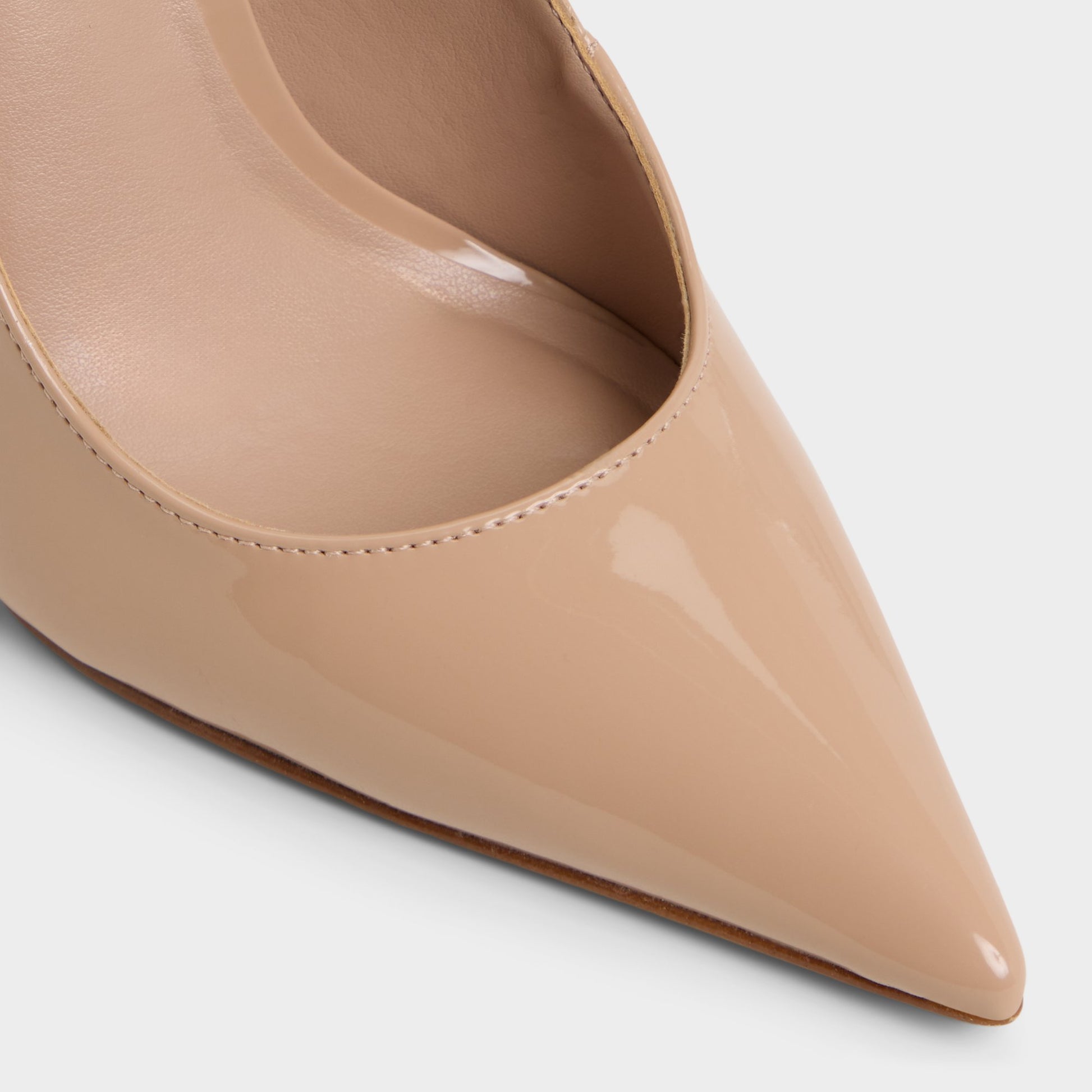 Close-up of the Beige Stessysling Sling back