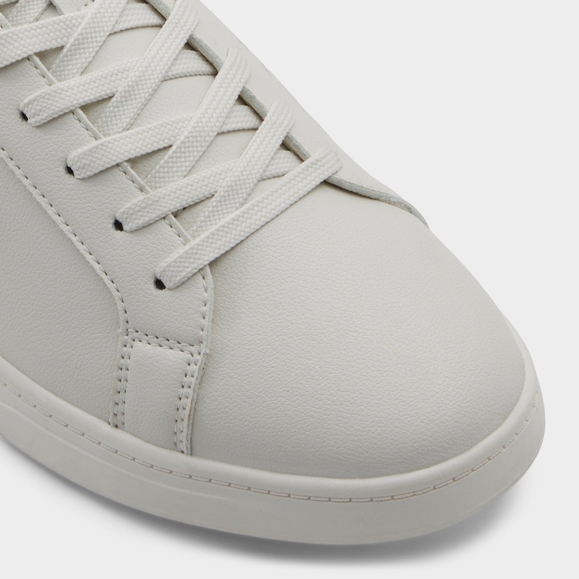 Close-up of the White Oscar Low top sneaker