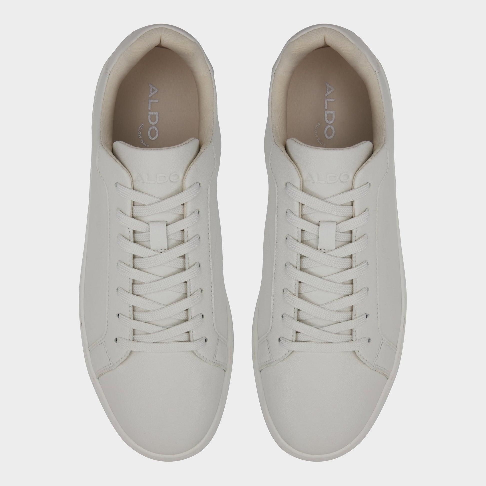 Top-down view of the White Oscar Low top sneaker