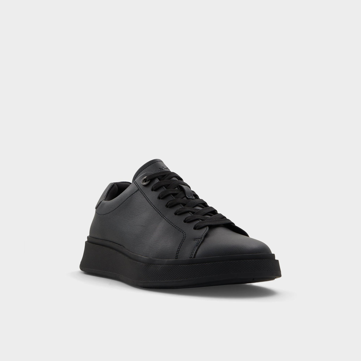 Angle de trois quarts de la face avant de Noir Ouvert Magnus Sneaker bas