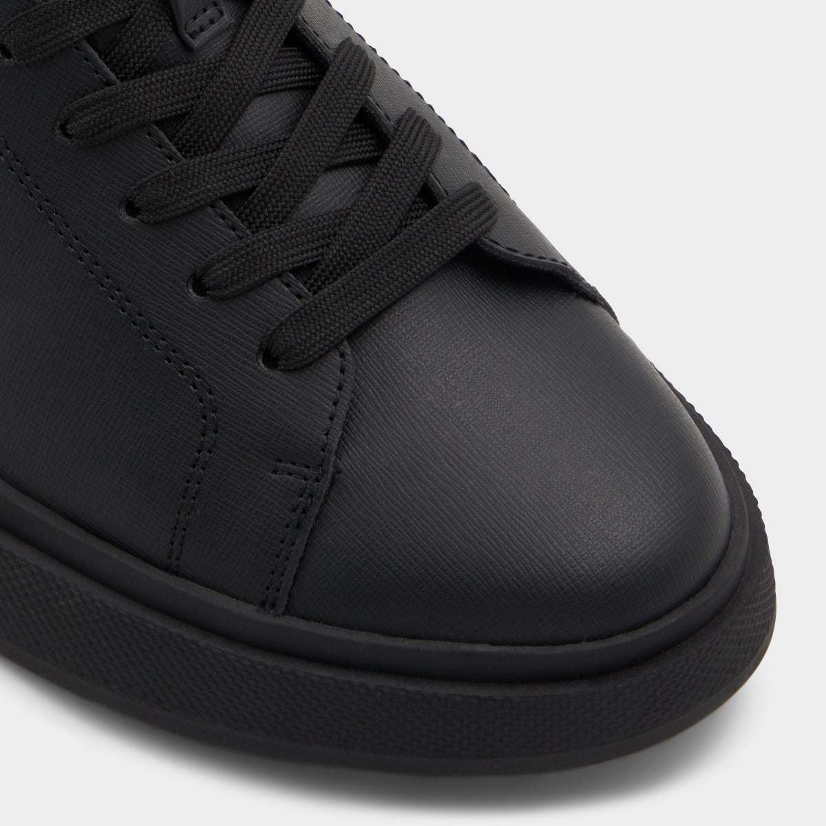 Gros plan de la Noir Ouvert Magnus Sneaker bas