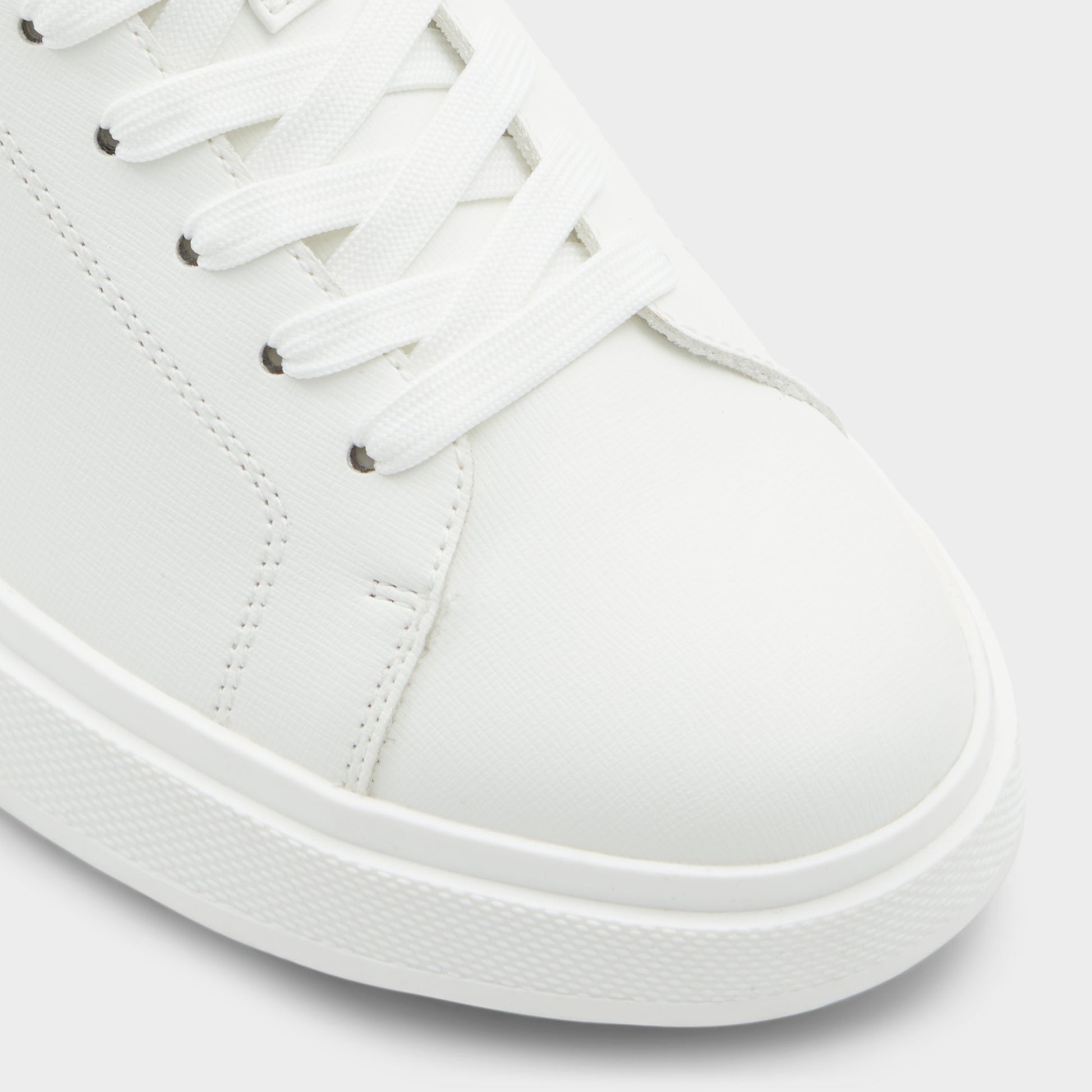 Close-up of the Natural Magnus Low top sneaker