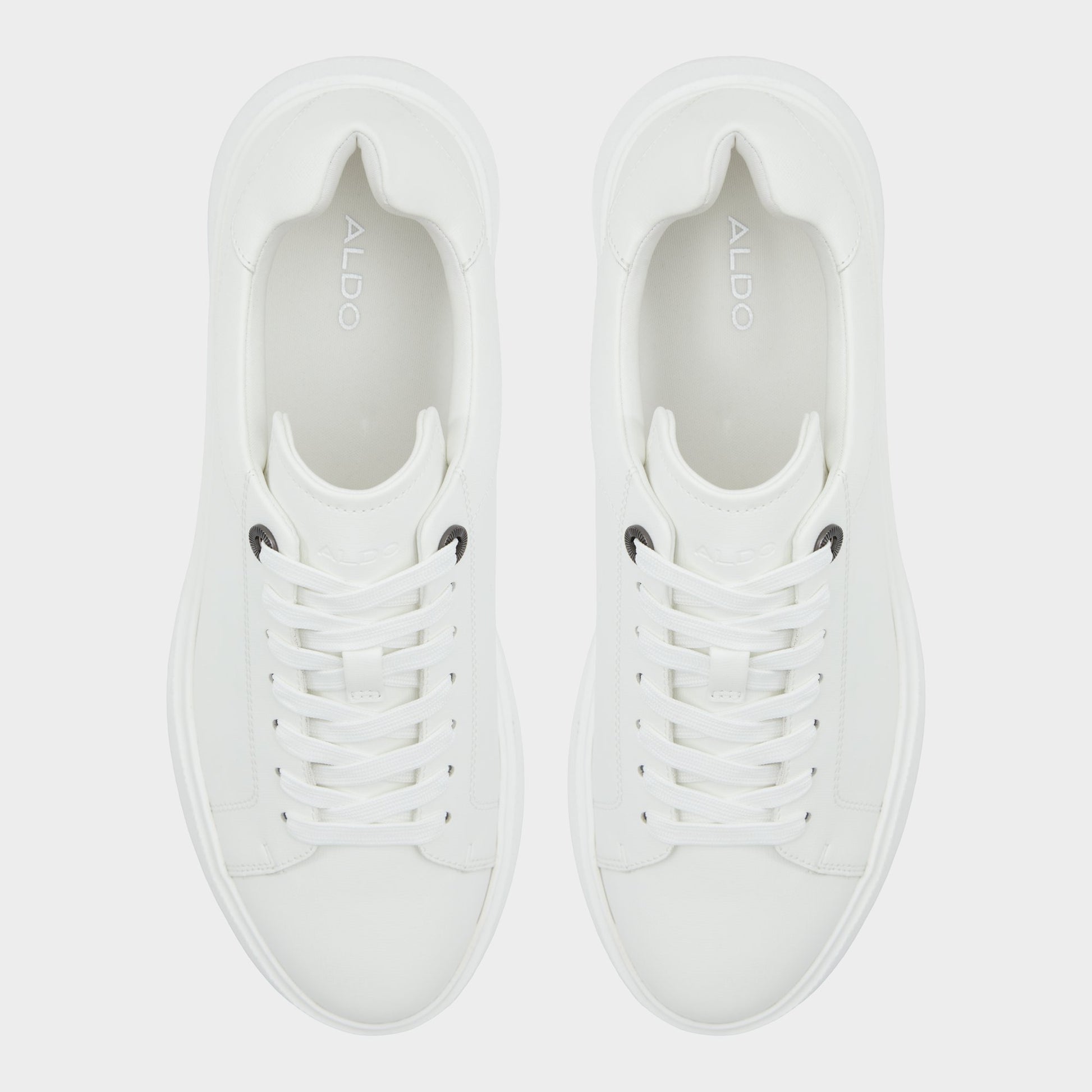 Top-down view of the Natural Magnus Low top sneaker