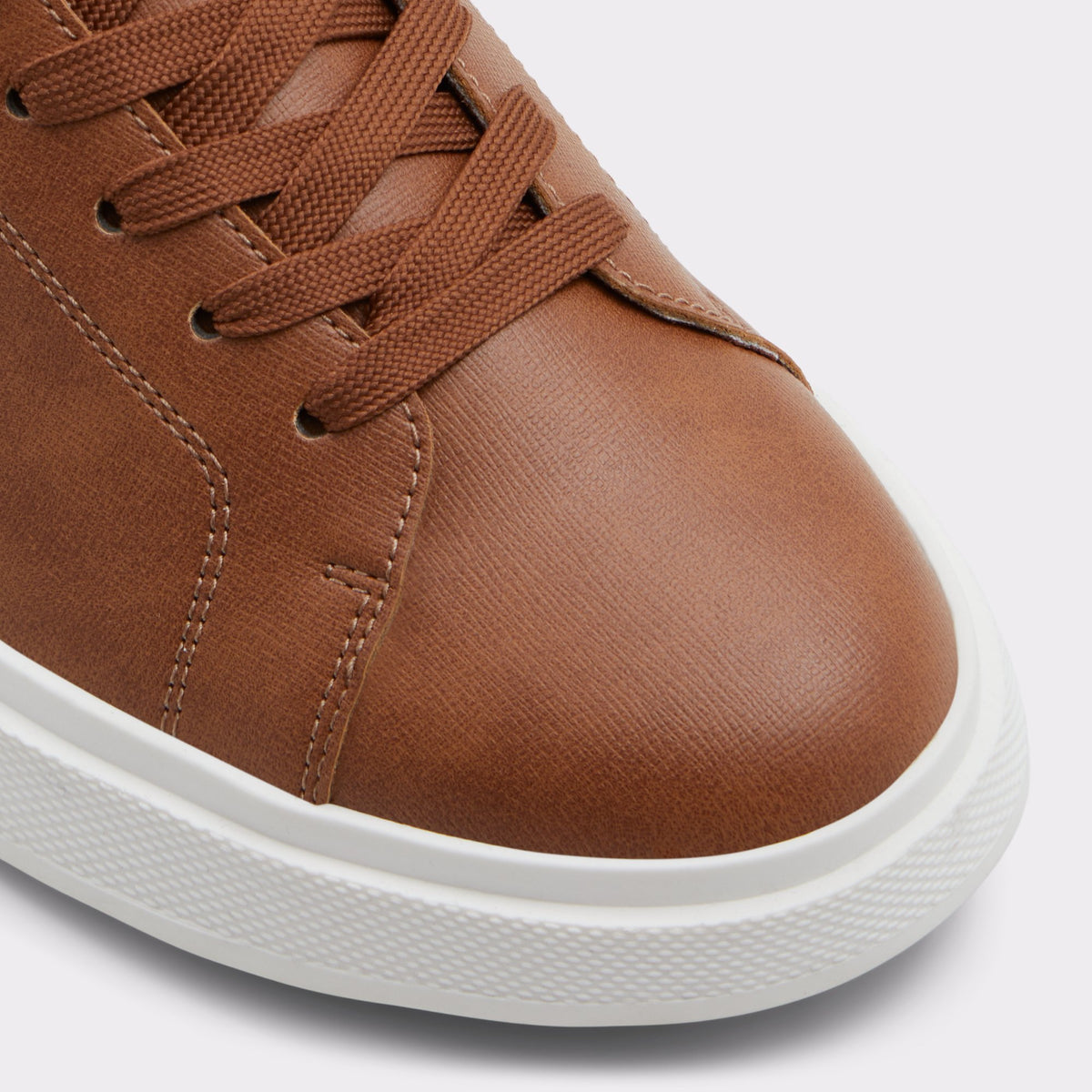 Close-up of the Light Brown Magnus Low top sneaker