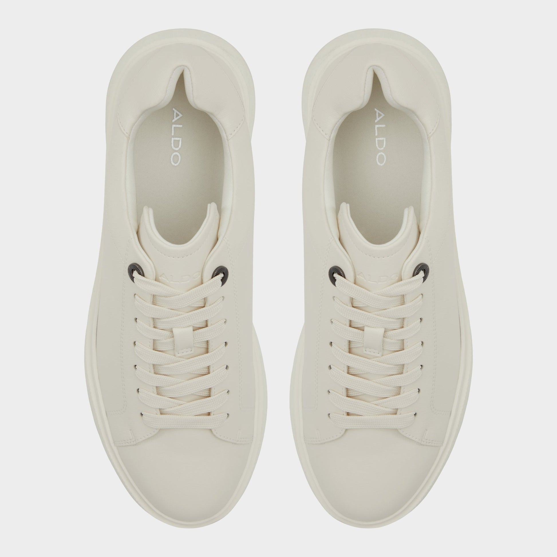 Top-down view of the Bone Magnus Low top sneaker
