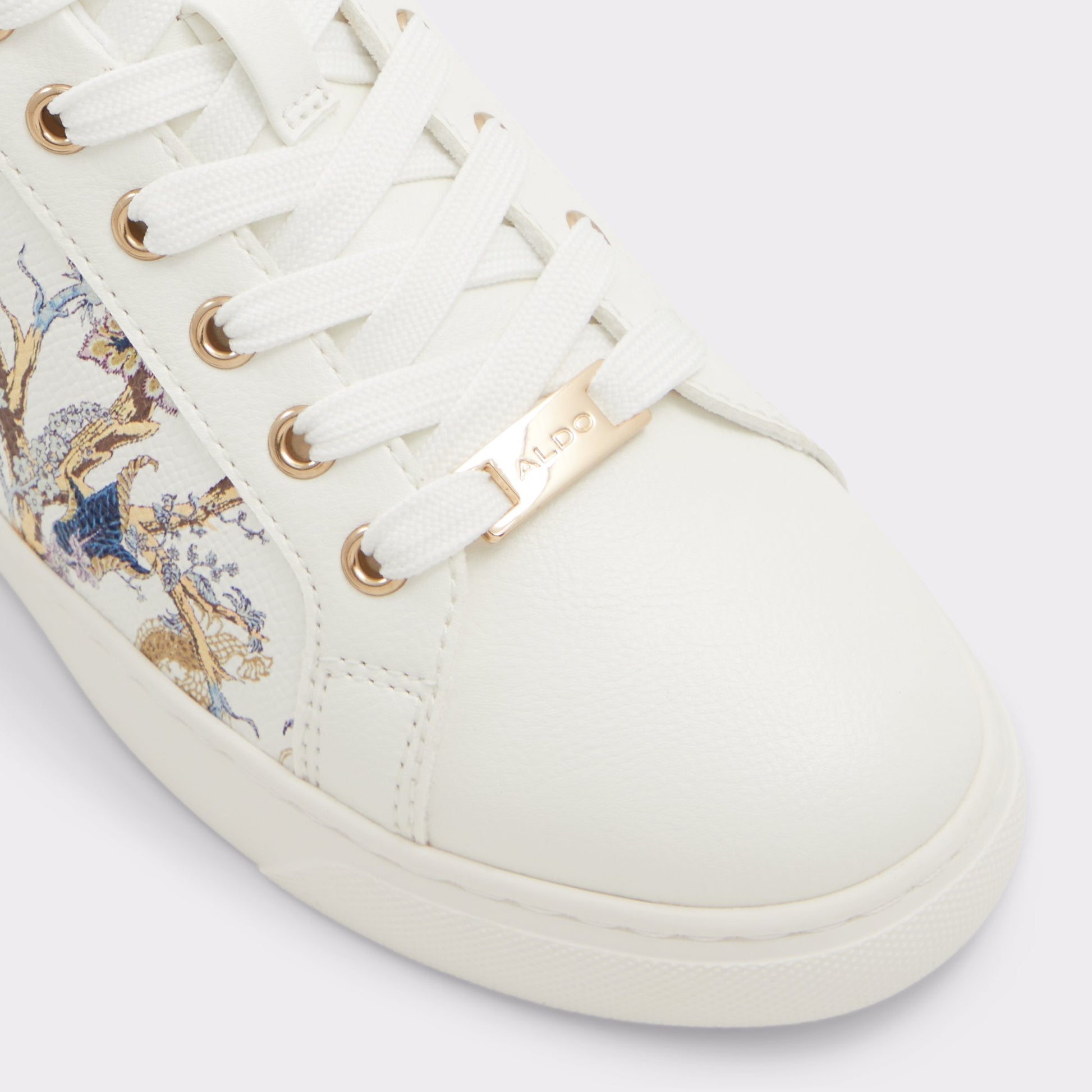 Close-up of the Assorted Dilathielle Low top sneaker