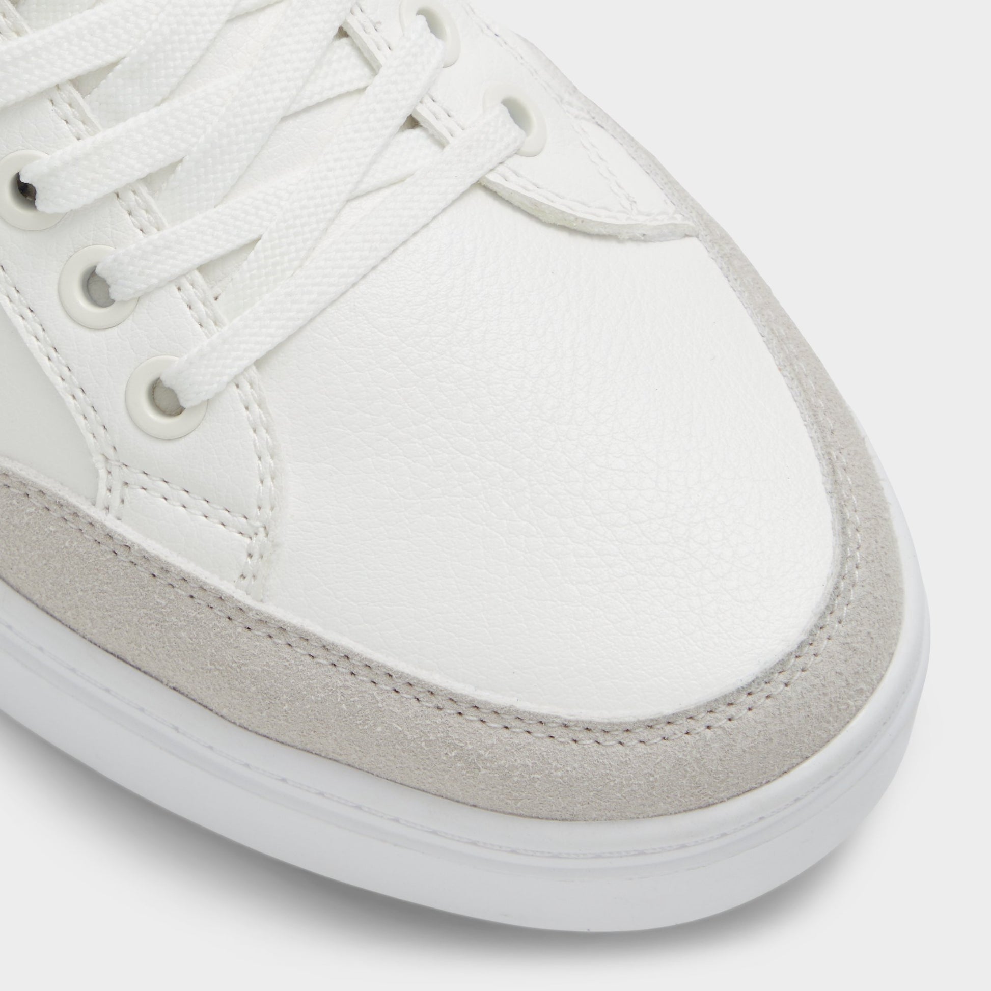 Close-up of the White Overflow Elio Low top sneaker