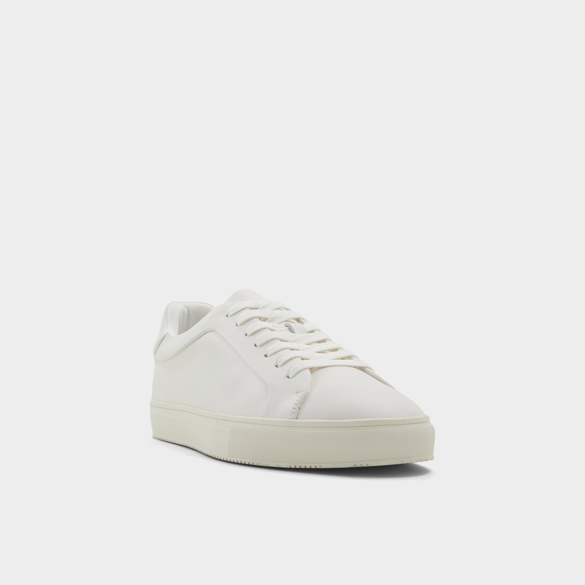Angle de trois quarts de la face avant de Autre Beige Cobi Sneaker bas