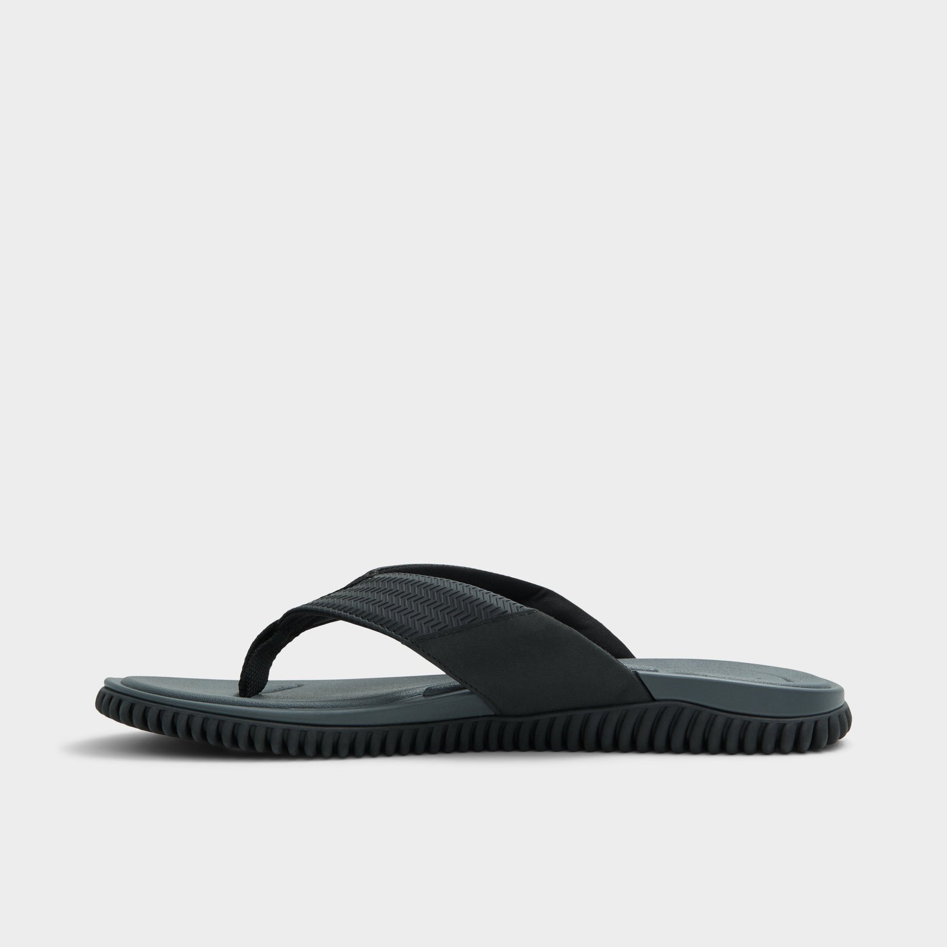 Vue latérale de Noir Riptide Sandale tong