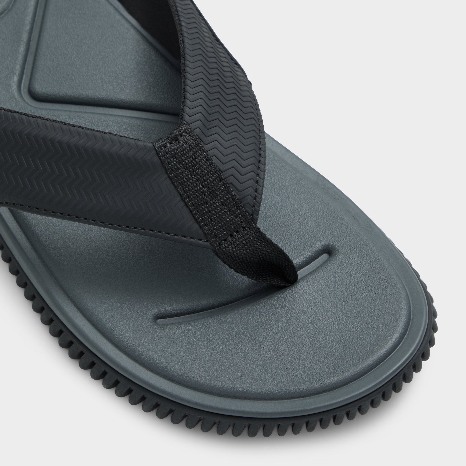 Gros plan de la Noir Riptide Sandale tong