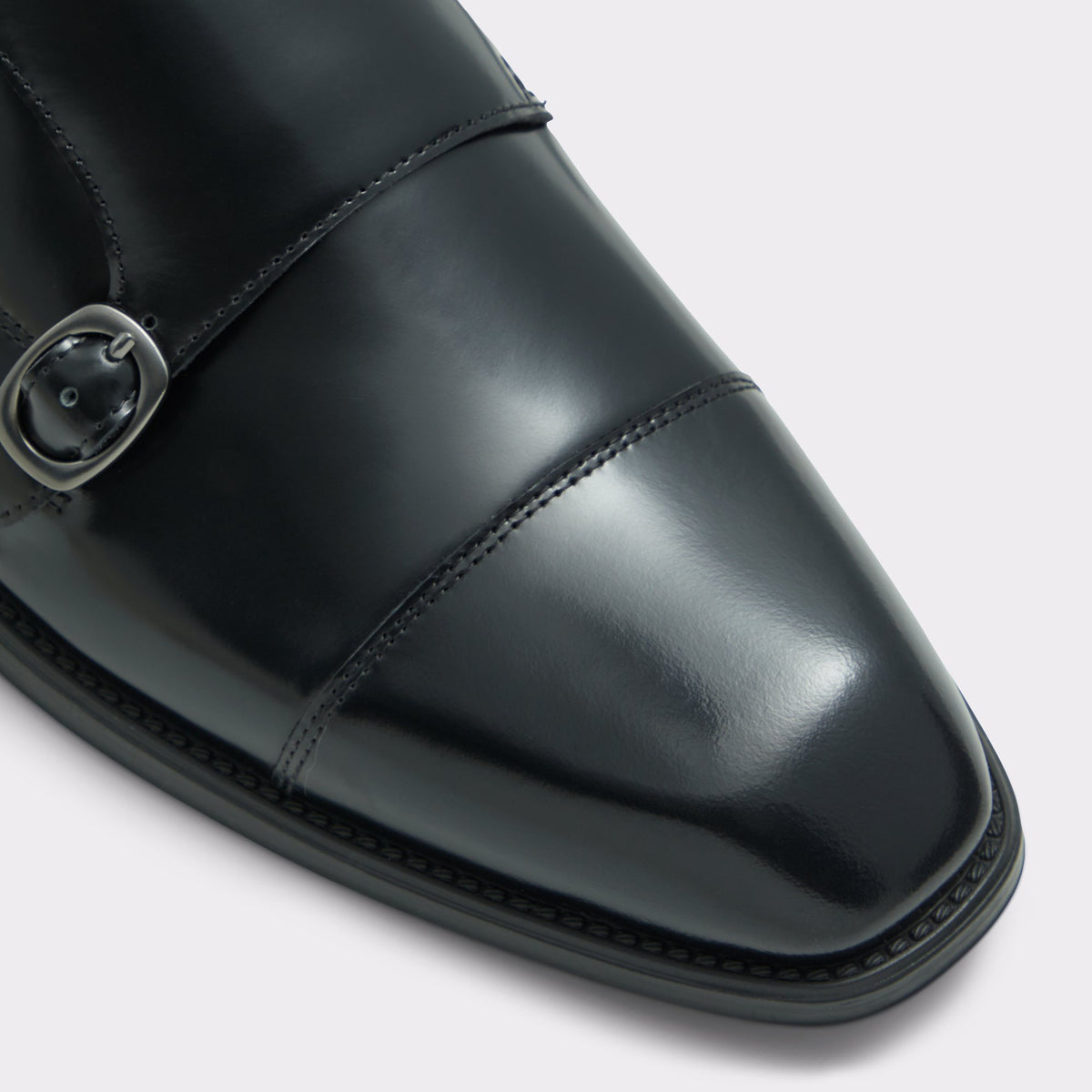 Gros plan de la Noir Chip Mocassin double boucle