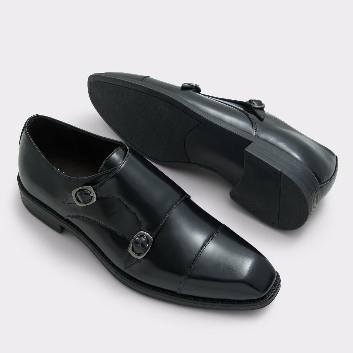 Vue en surbrillance d'une paire de Noir Chip Mocassin double boucle s