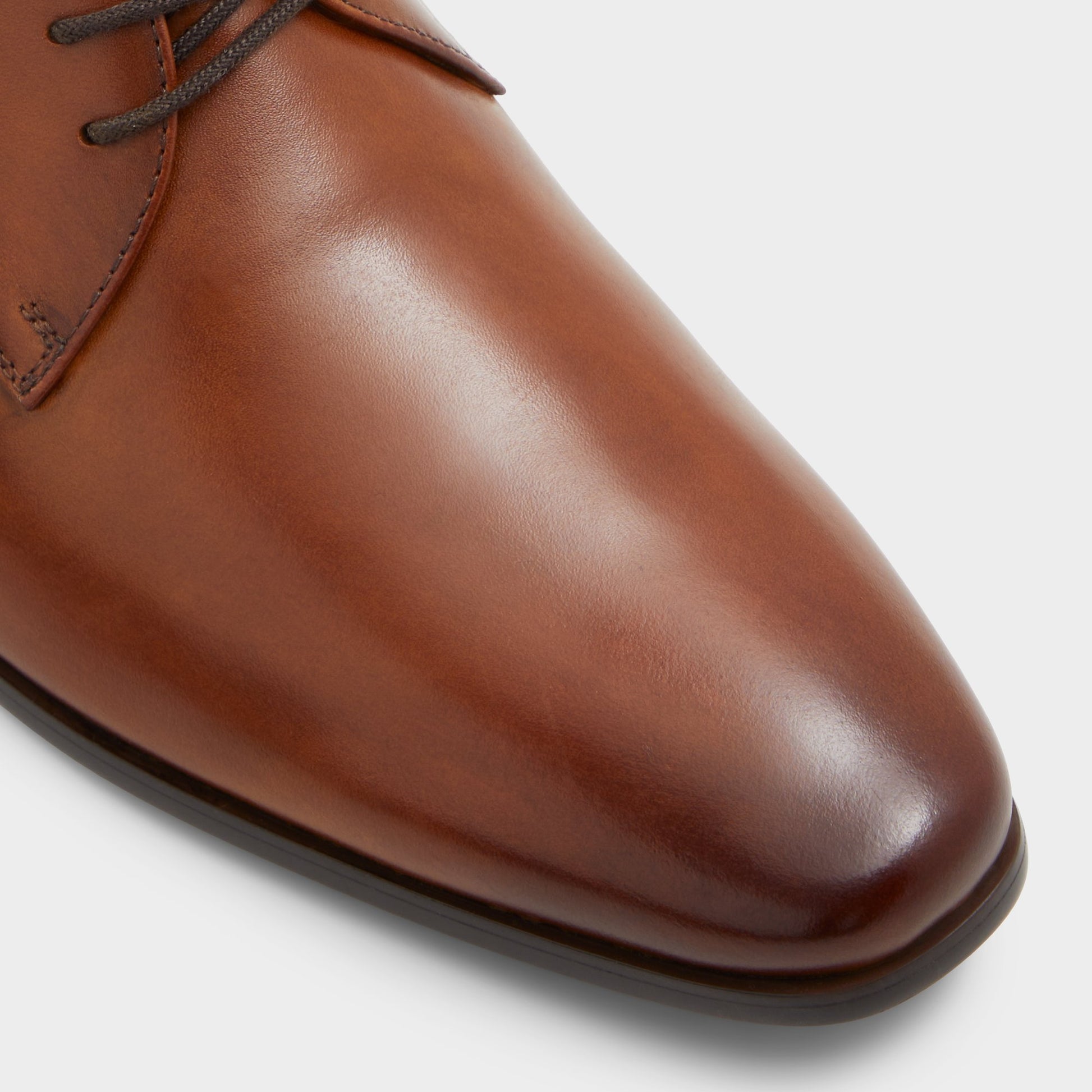 Close-up of the Cognac Bocelli Oxford shoe