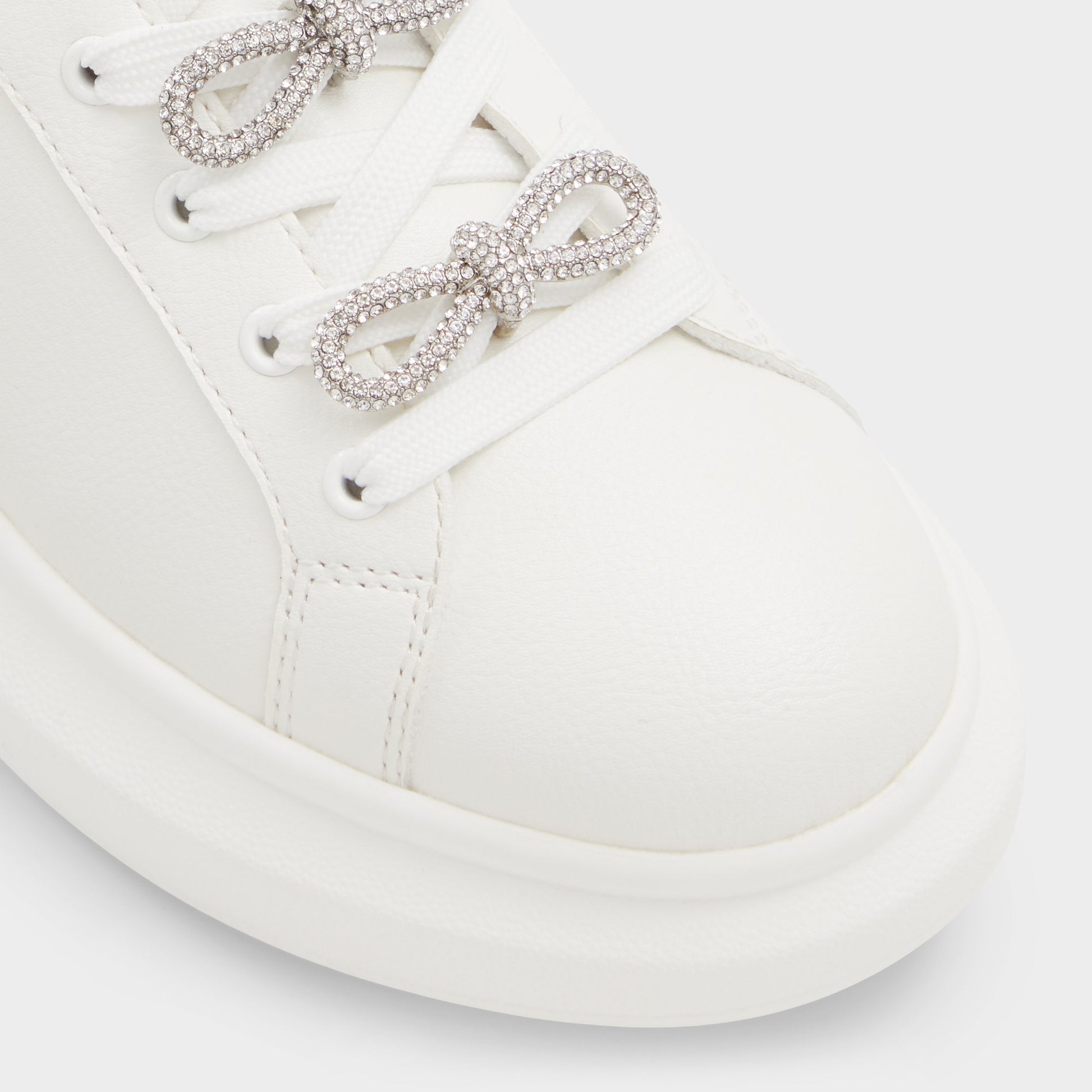 Close-up of the White Merrick Low top sneaker