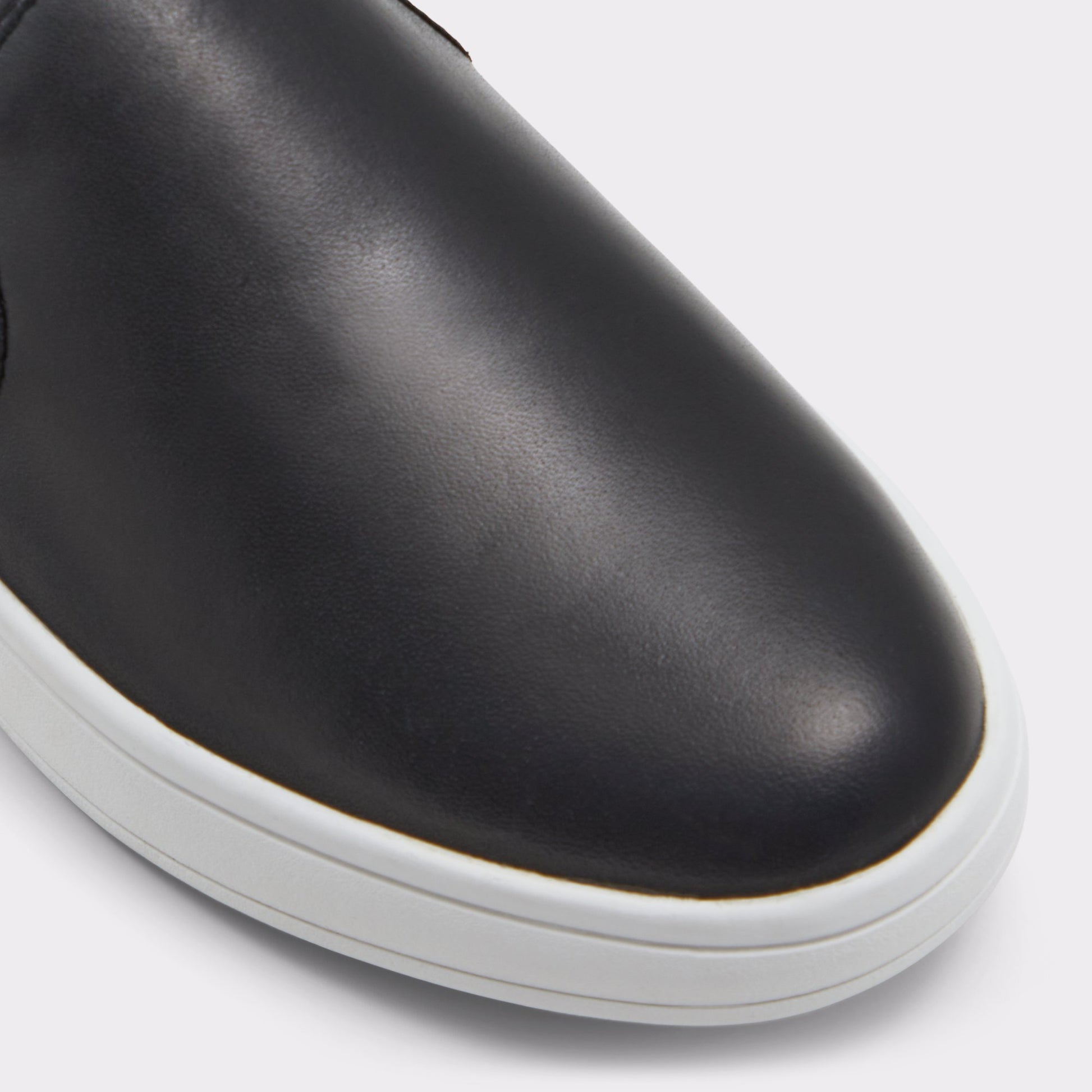 Close-up of the Black Roolly Low top sneaker