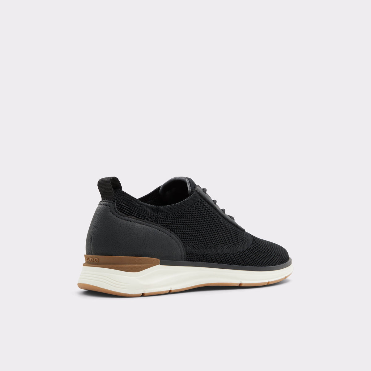 Angle de trois quarts de l'arrière de Noir Marten Sneaker bas