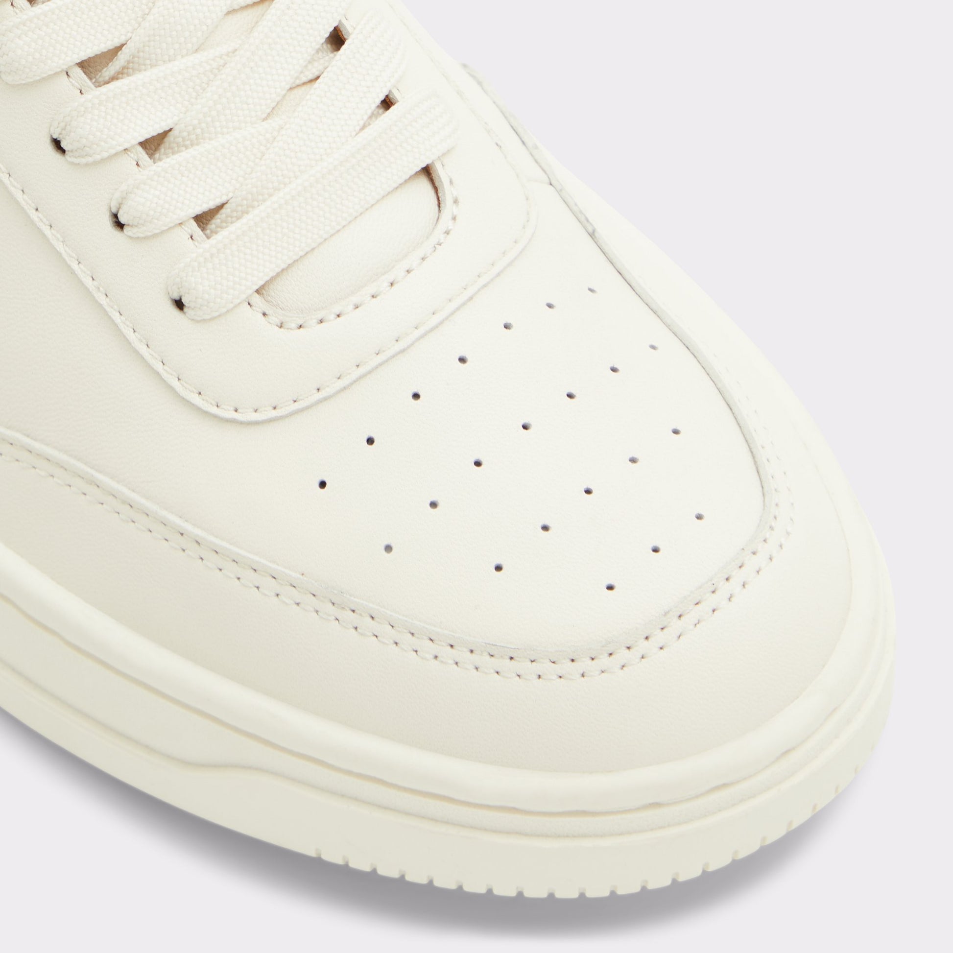 Close-up of the Natural Baseliner Low top sneaker
