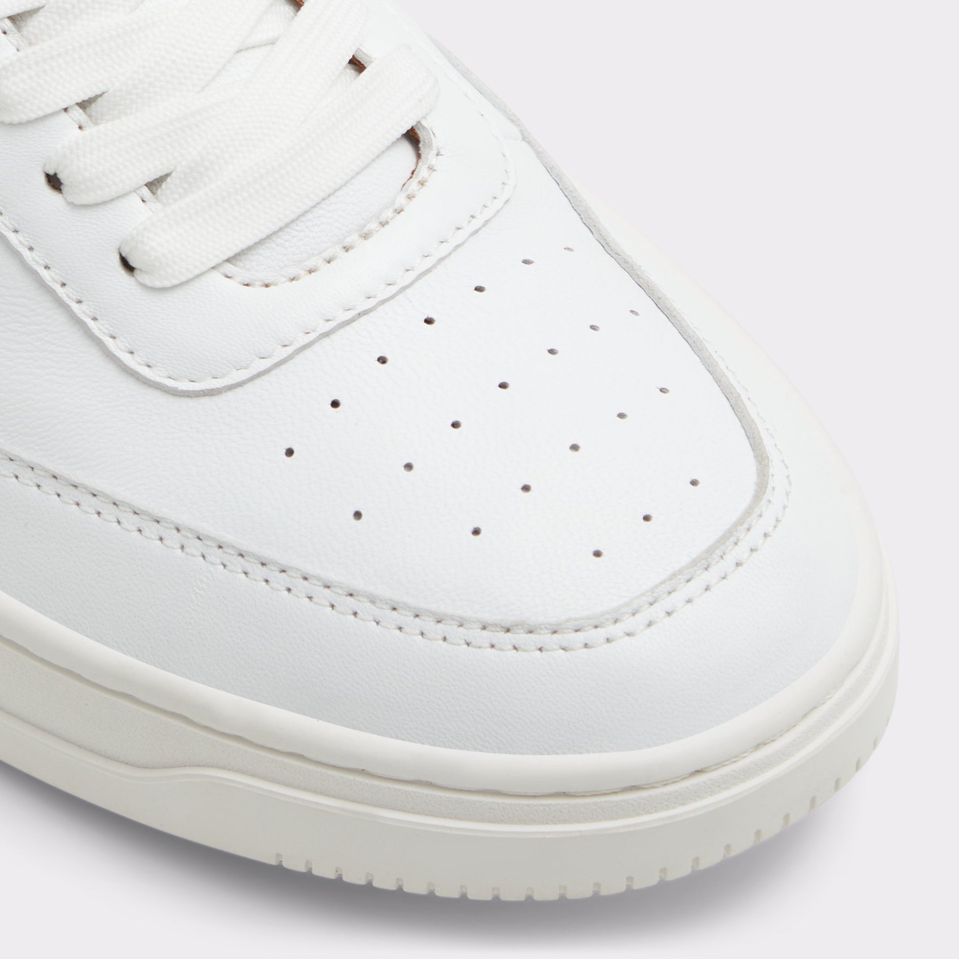 Close-up of the White Baseliner Low top sneaker