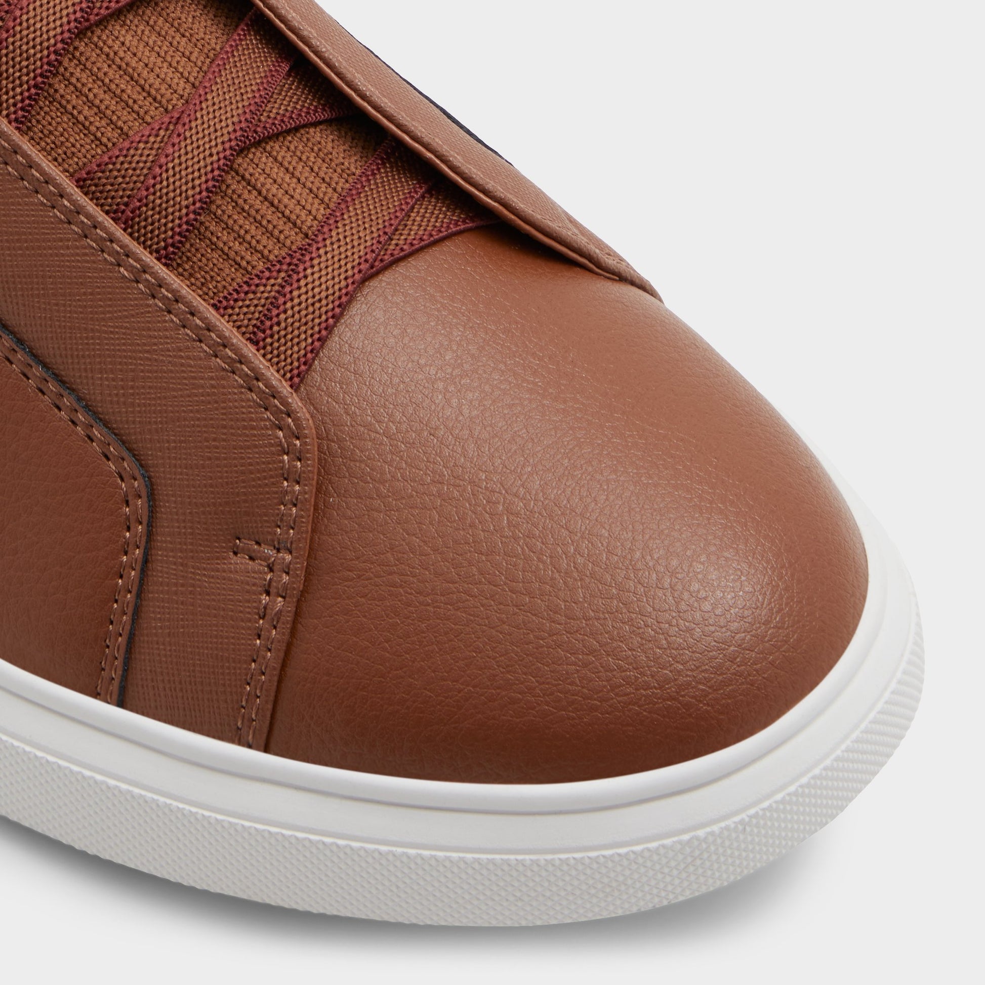 Close-up of the Cognac Midtown Low top sneaker