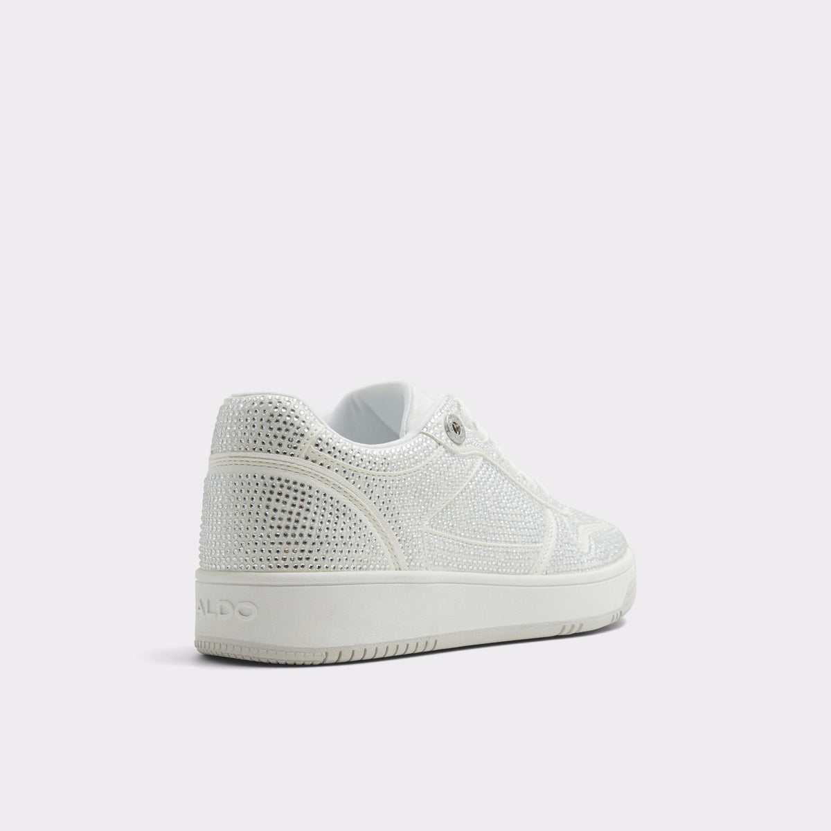 Angle de trois quarts de l'arrière de Blanc Ouvert Retroact Sneaker bas