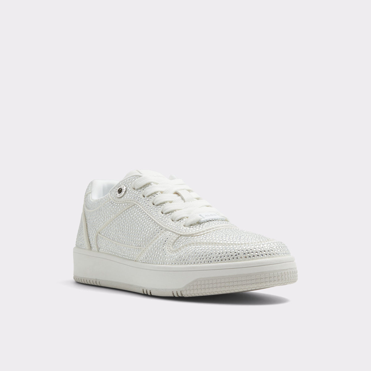 Angle de trois quarts de la face avant de Blanc Ouvert Retroact Sneaker bas