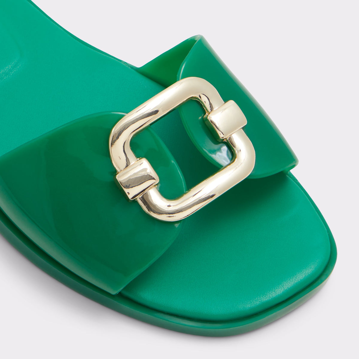Close-up of the Medium green Jellyicious Slide sandal &amp; tote bag