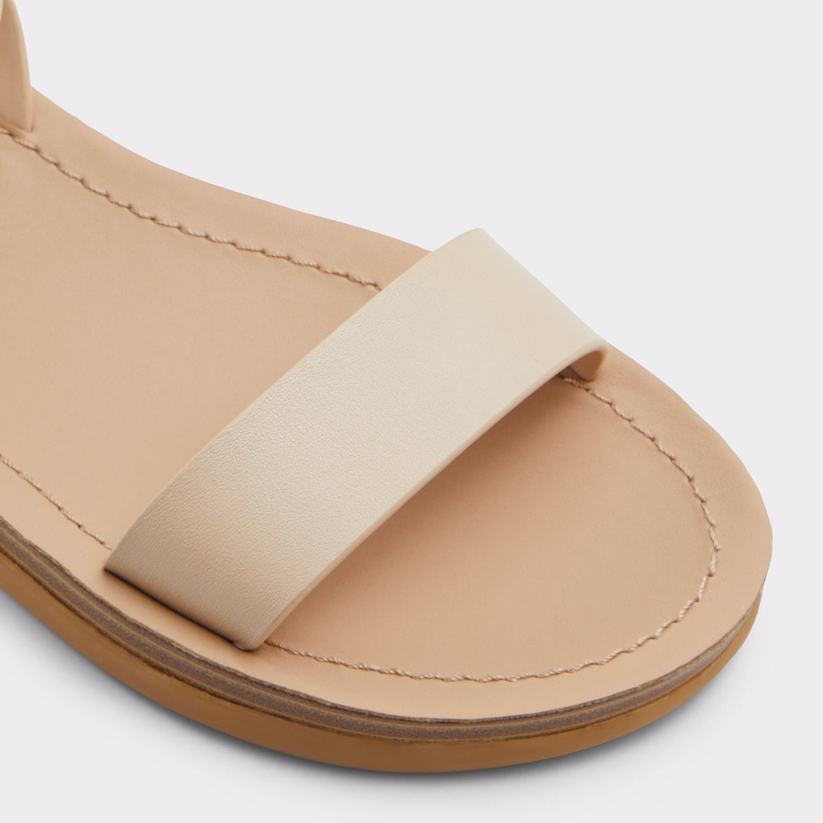 Gros plan de la Autre Beige Wesleyan Sandale à talon plat
