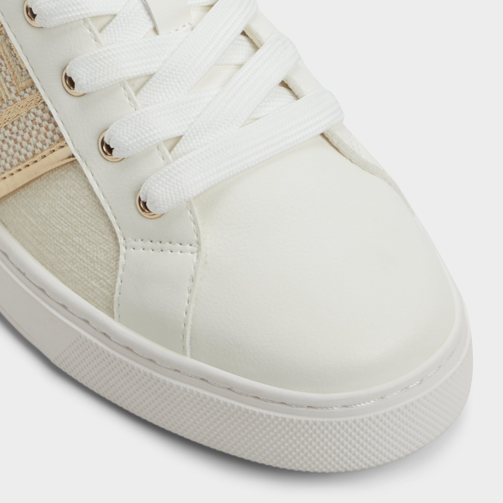 Close-up of the Gold Palazzi Low top sneaker