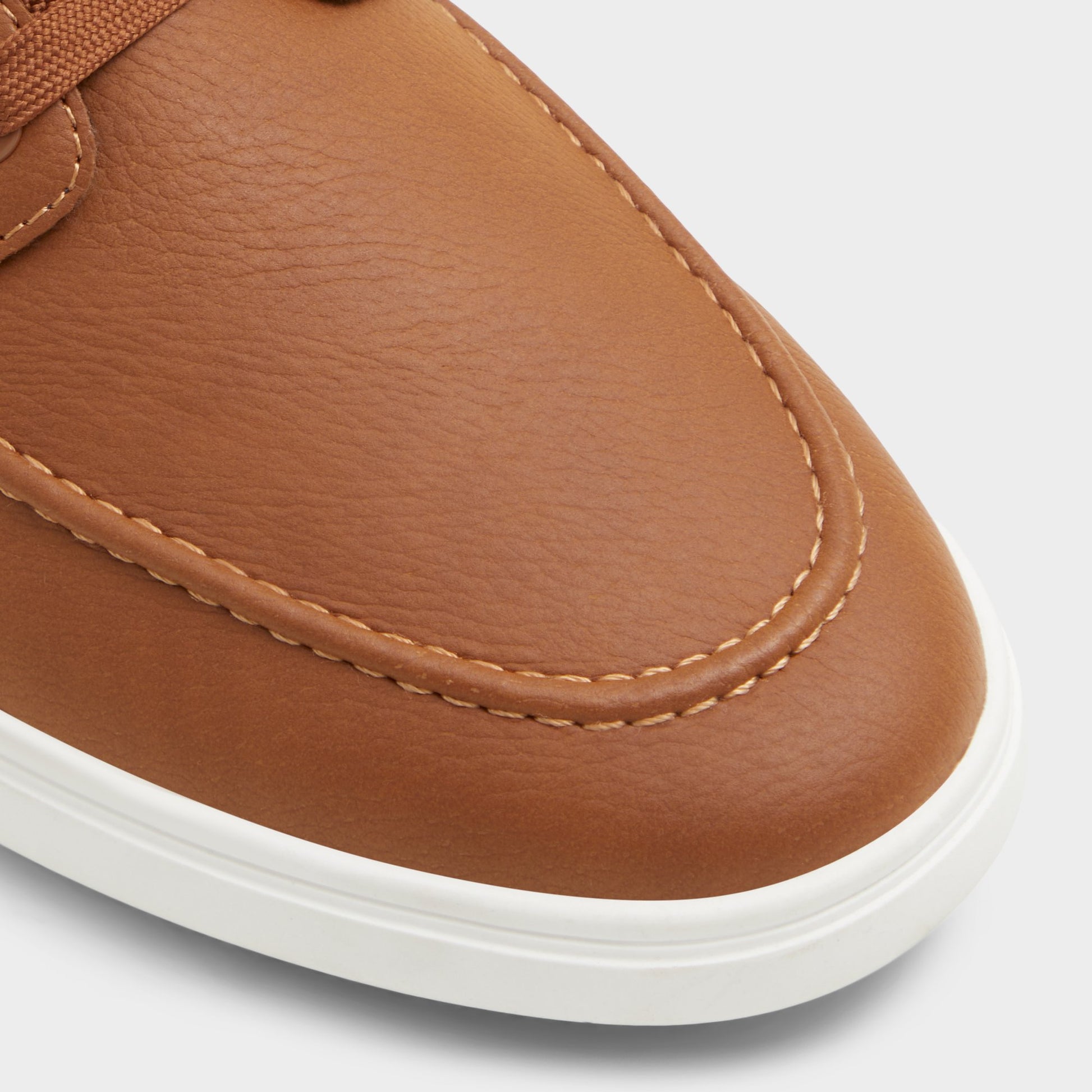 Close-up of the Cognac Tazz Low top sneaker