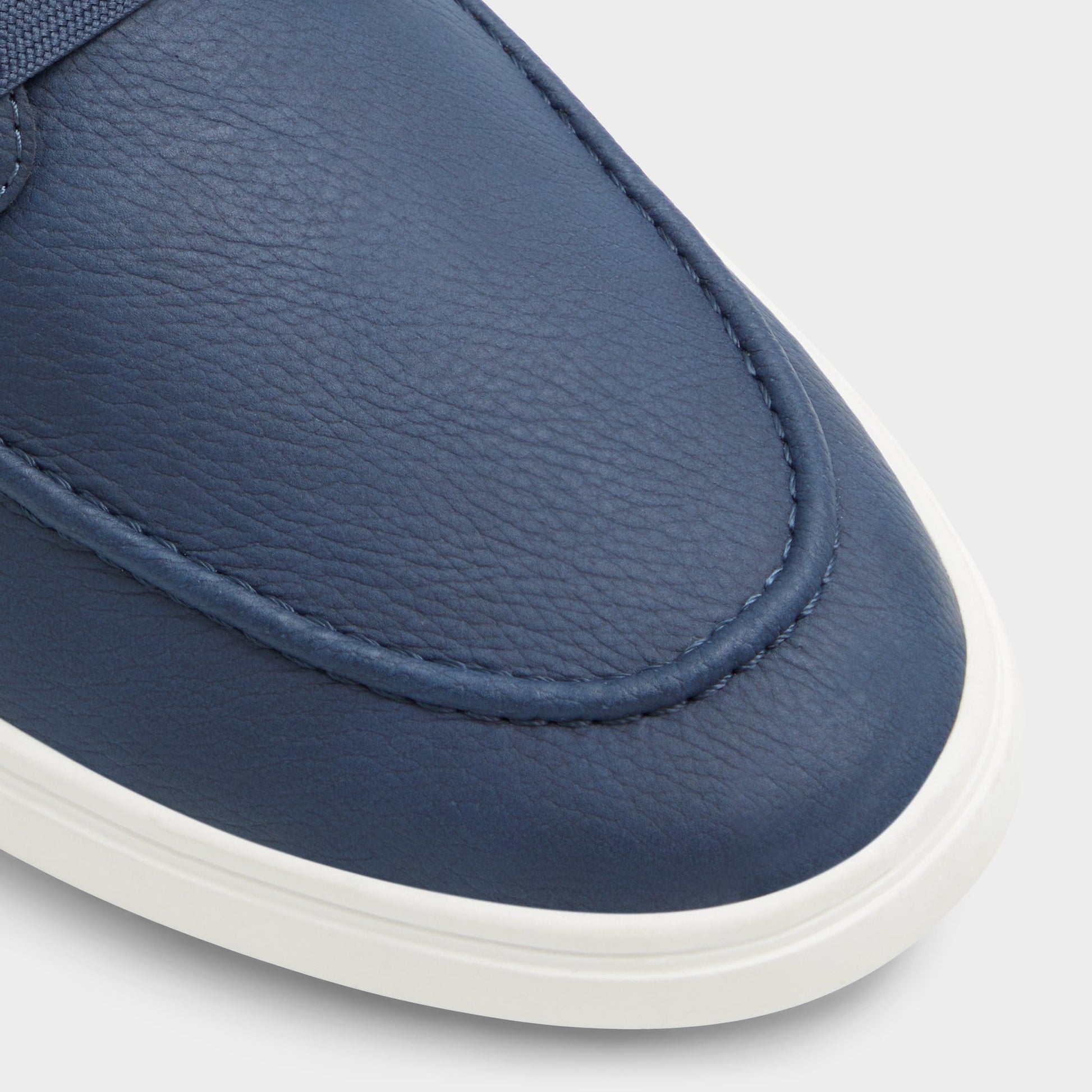 Close-up of the Navy Tazz Low top sneaker