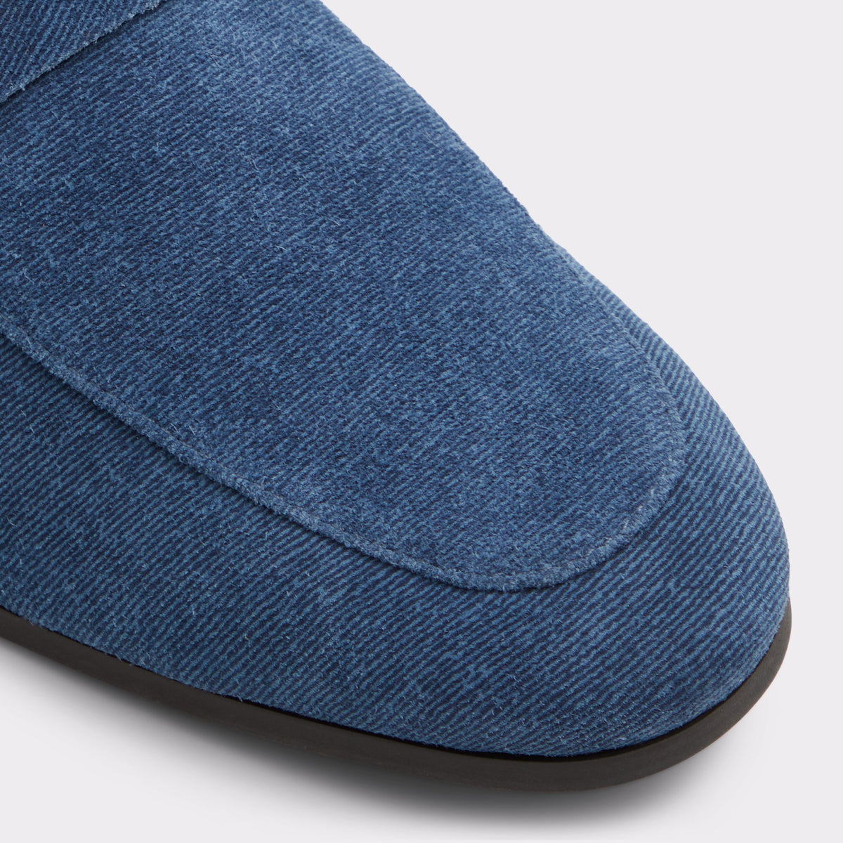 Close-up of the Open Navy Marinho Loafer