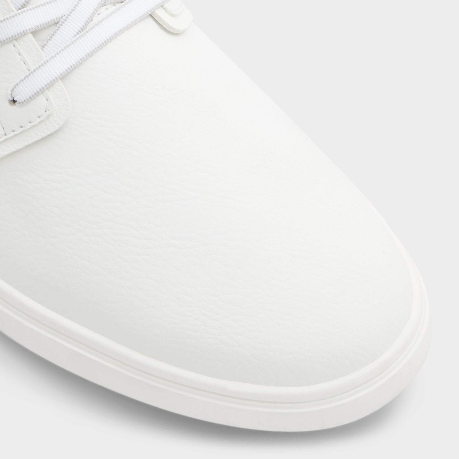 Close-up of the White Omono Low top sneaker