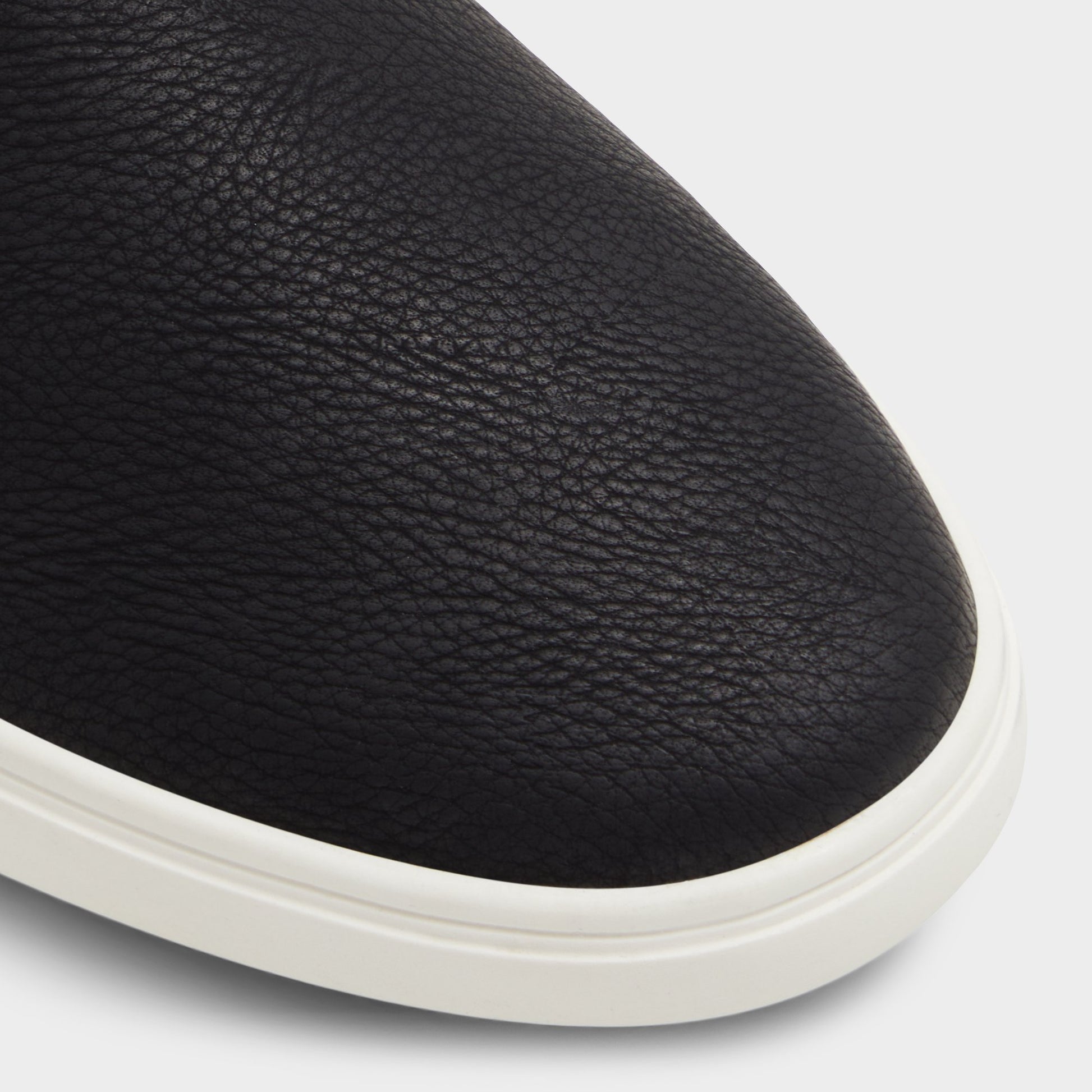 Close-up of the Black Omono Low top sneaker