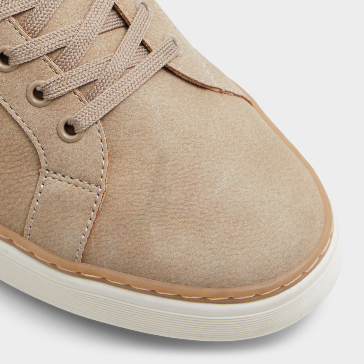 Close-up of the Beige Greyson Low top sneaker