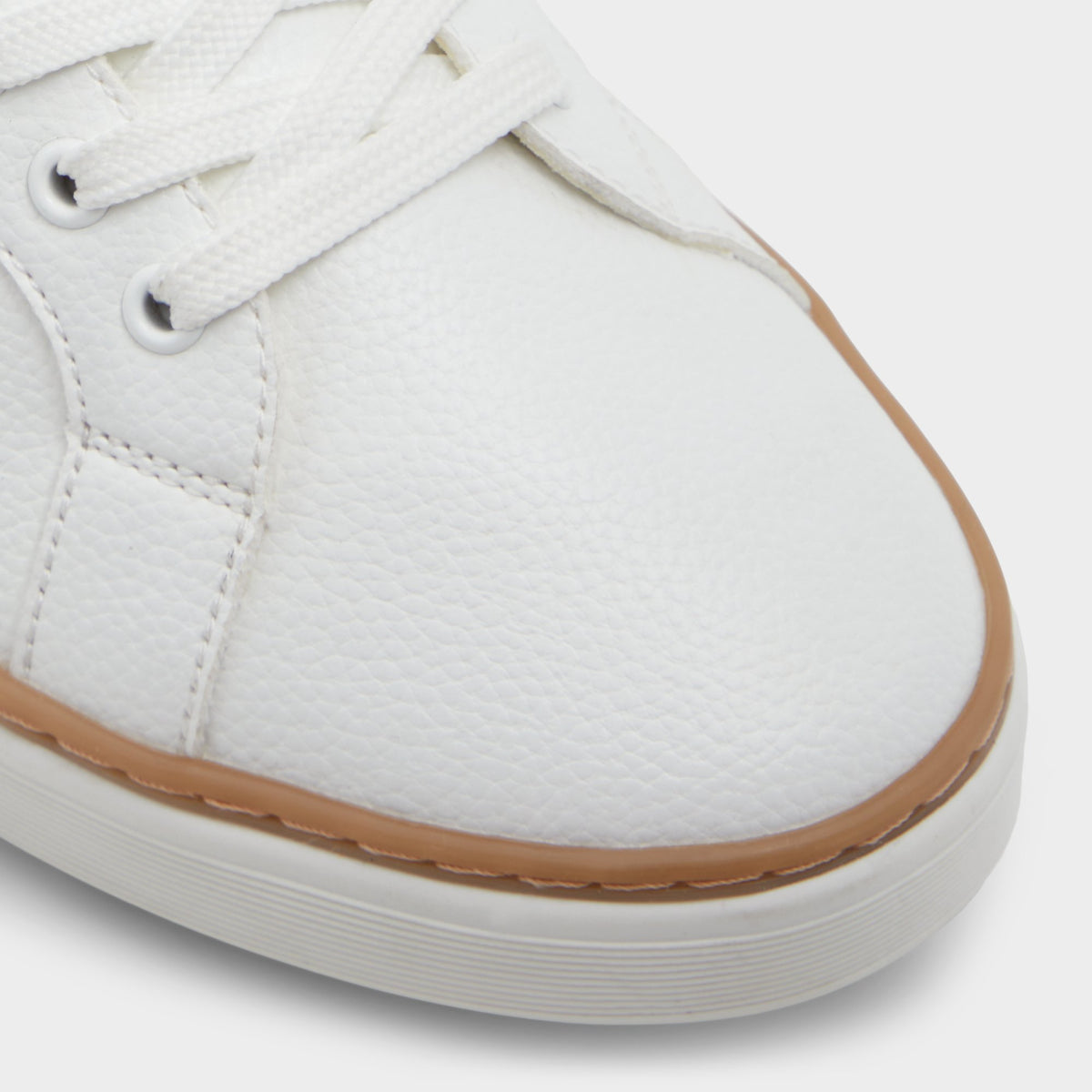 Close-up of the White Greyson Low top sneaker