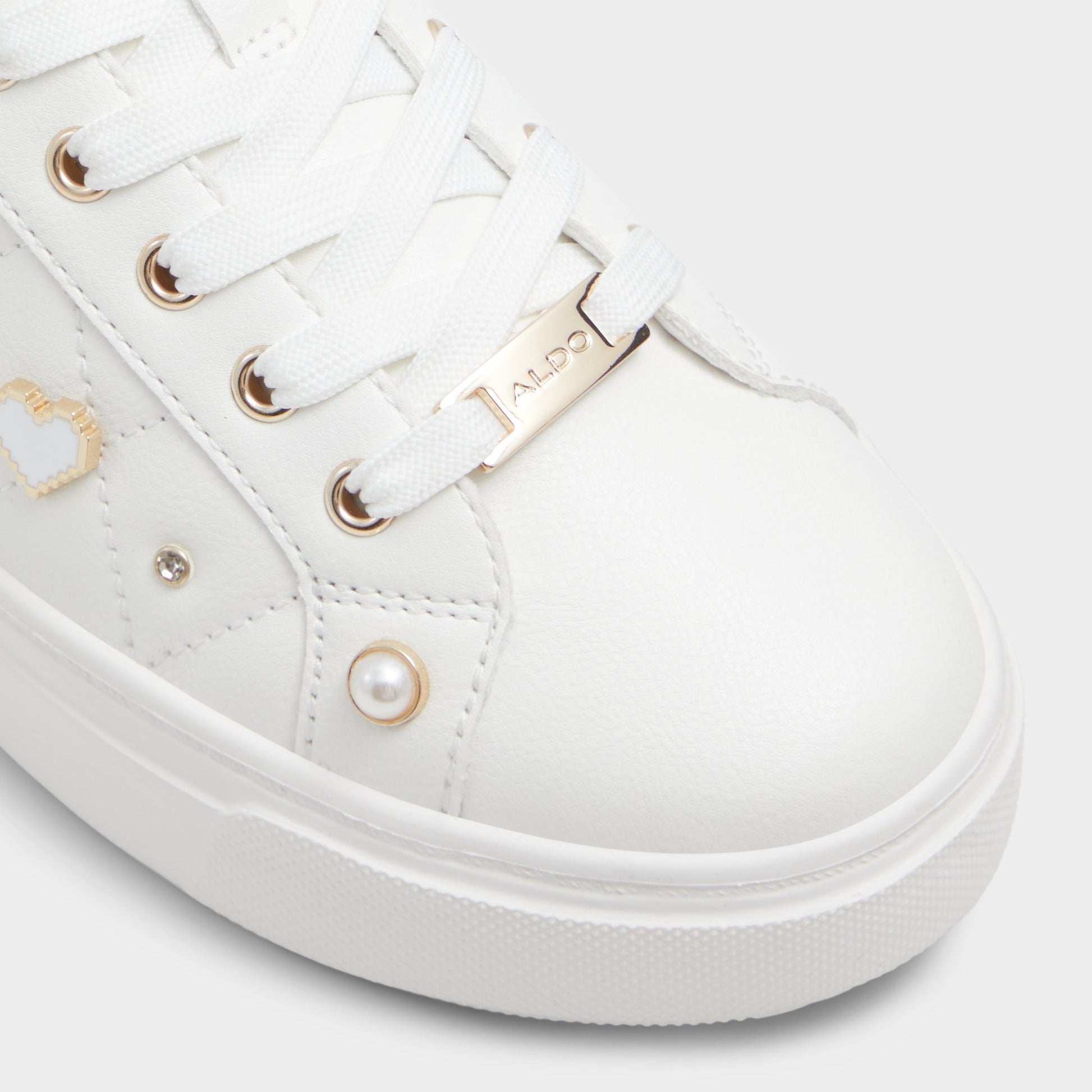 Close-up of the White Visuetti Low top sneaker