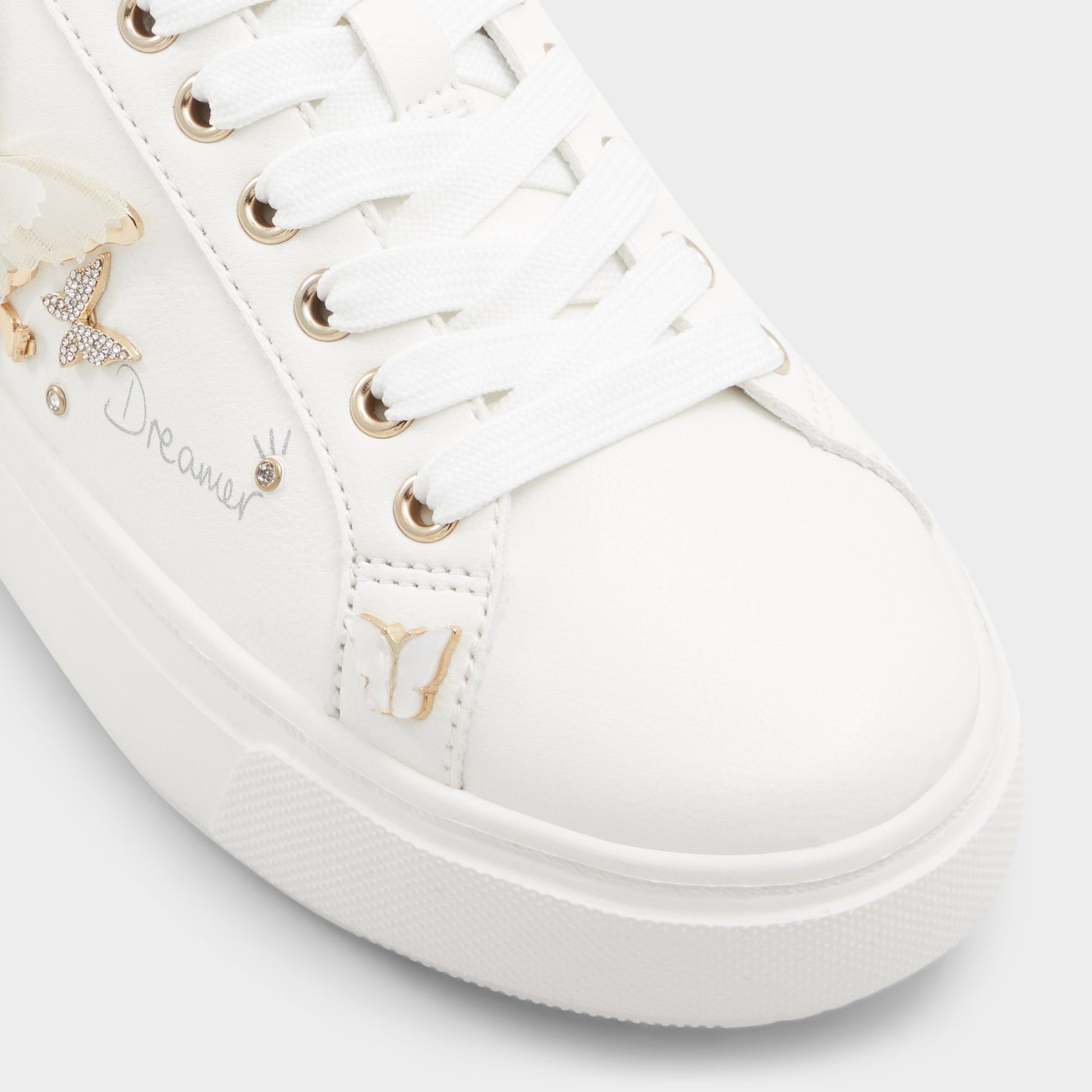 Close-up of the White Pearlwing Low top sneaker
