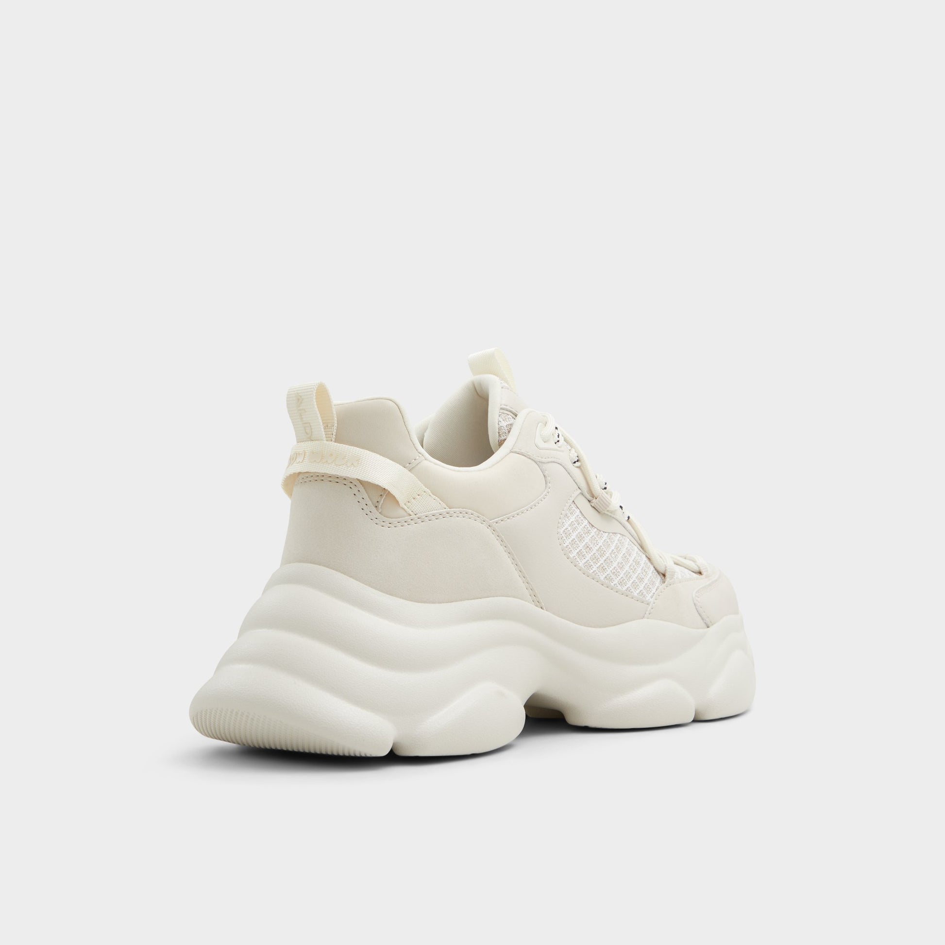 Angle de trois quarts de l'arrière de Autre Blanc Andree Sneaker