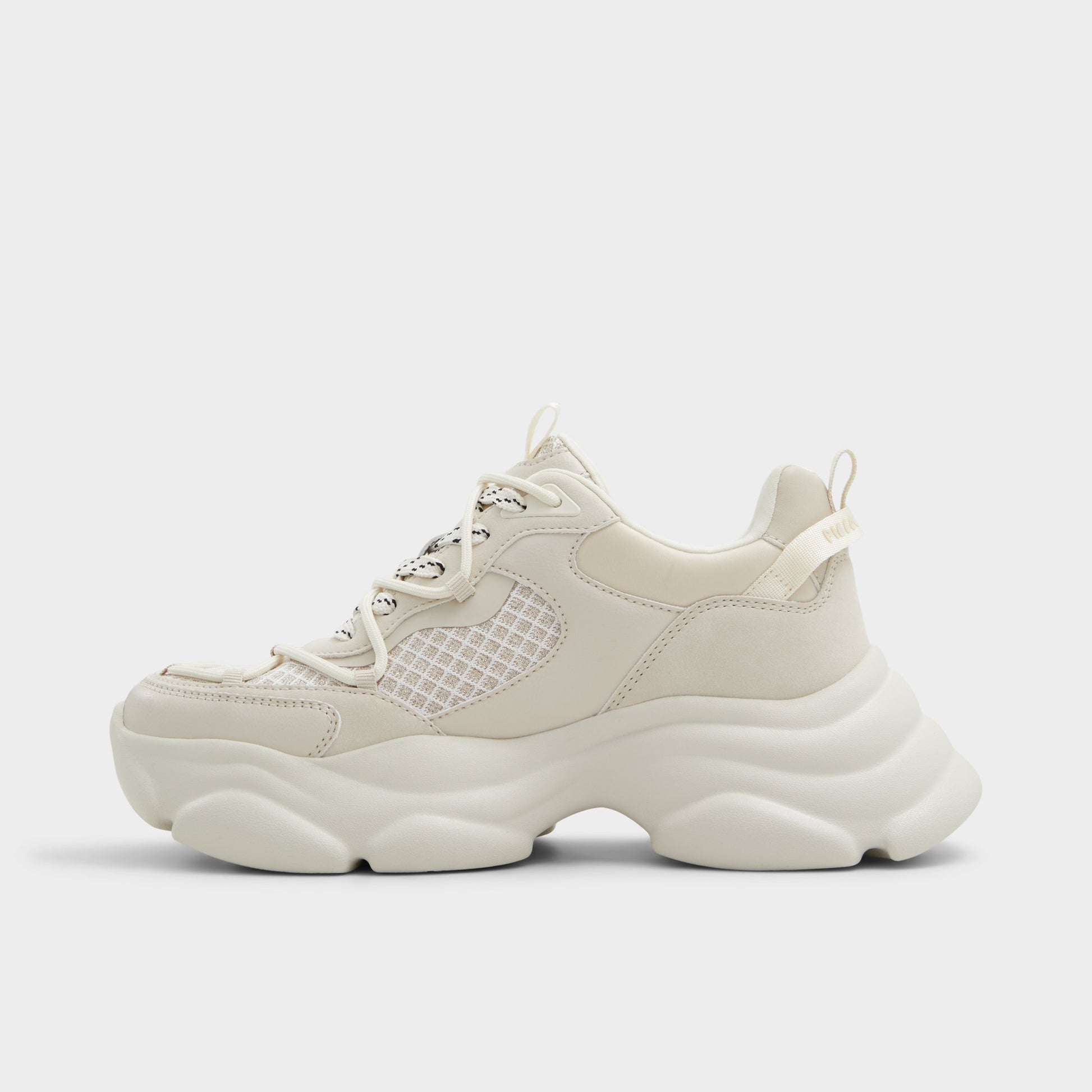 Vue latérale de Autre Blanc Andree Sneaker