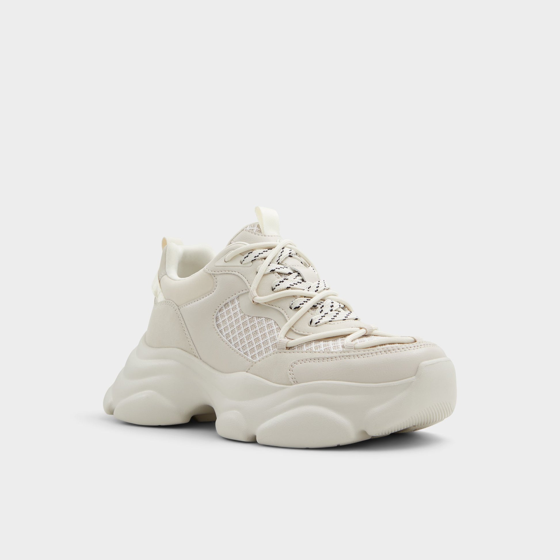 Angle de trois quarts de la face avant de Autre Blanc Andree Sneaker